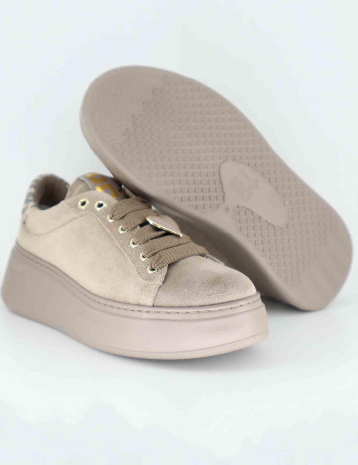Sneakers donna in camoscio tauope con charms e suola alta in gomma. PIA 430A Gio + 