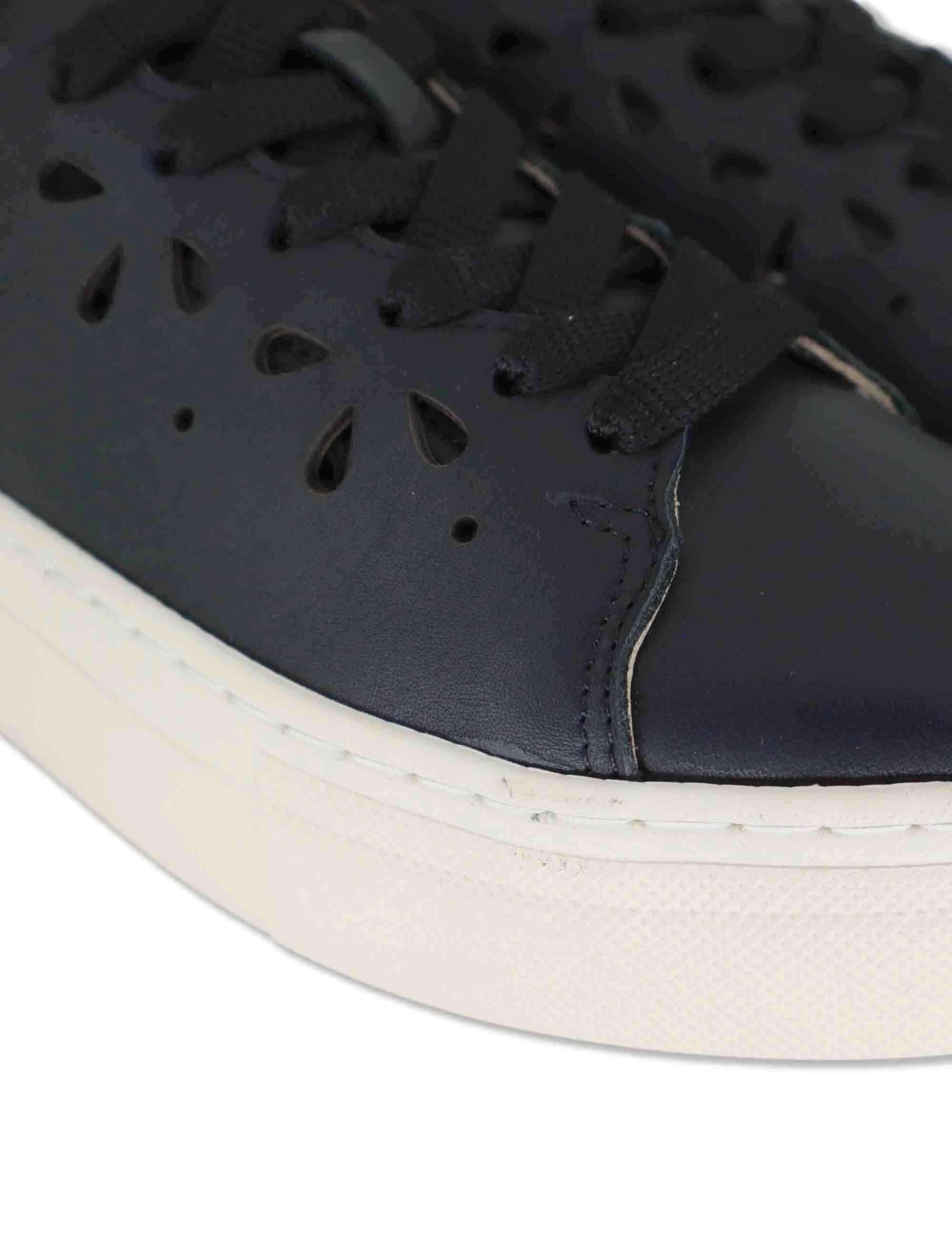Sneakers donna in pelle nera forate con suola alta in gomma SP600021 001 Spatarella 