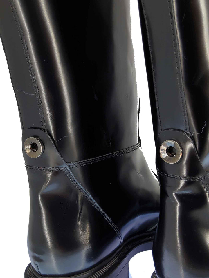 Calzature Donna Stivali Cavallerizza in Pelle Nera Lucida con Cinturino e Fondo in Gomma in Tinta 02150 001 Janet & Janet 