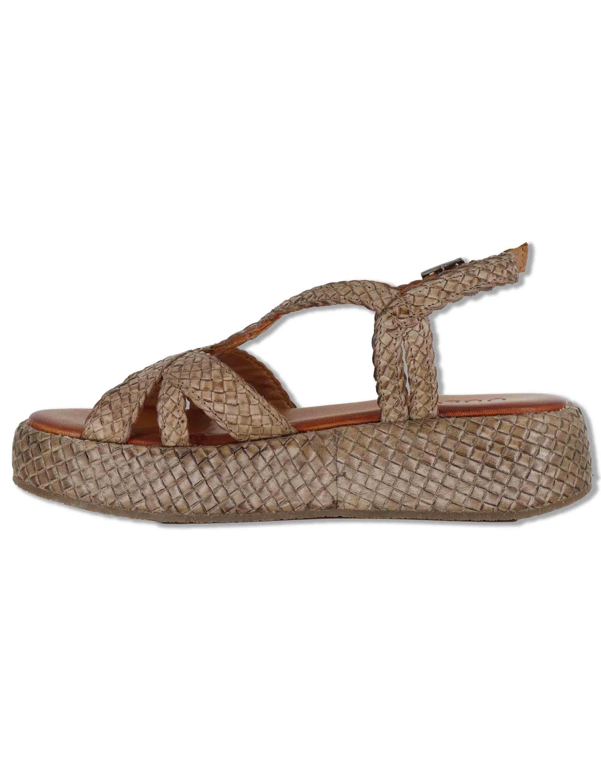Sandali donna in pelle intrecciata taupe con cinturino e zeppa media WD511R03 500021 Vueva 