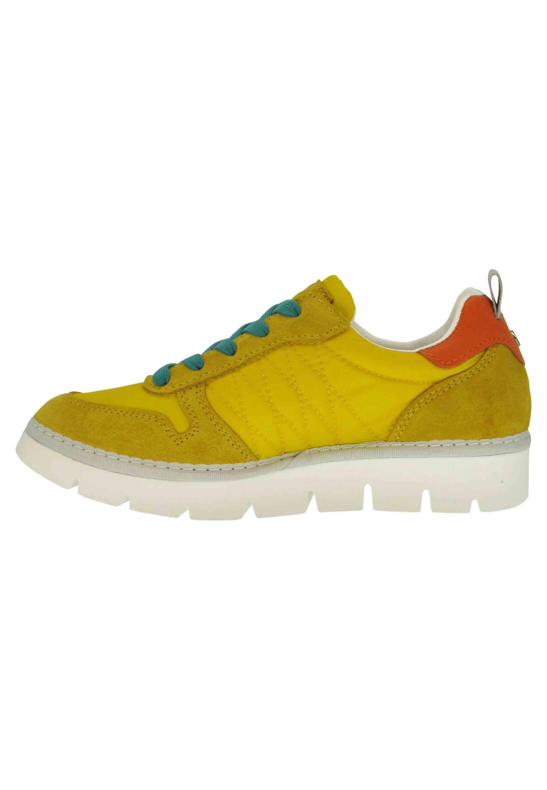 Sneakers donna in tessuto e camoscio giallo con suola zeppa P05 007 Panchic 
