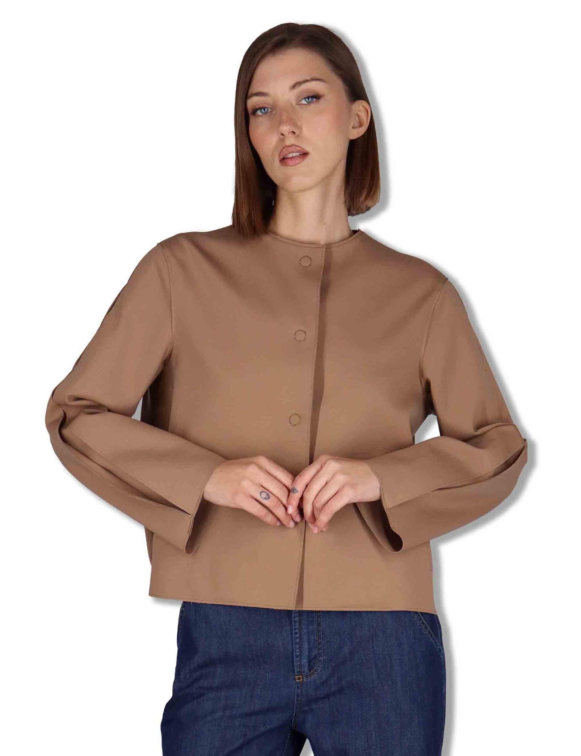 Giubbini donna in tessuto stretch marrone con bottoni a scomparsa 50260008 045 Ewooluzione 