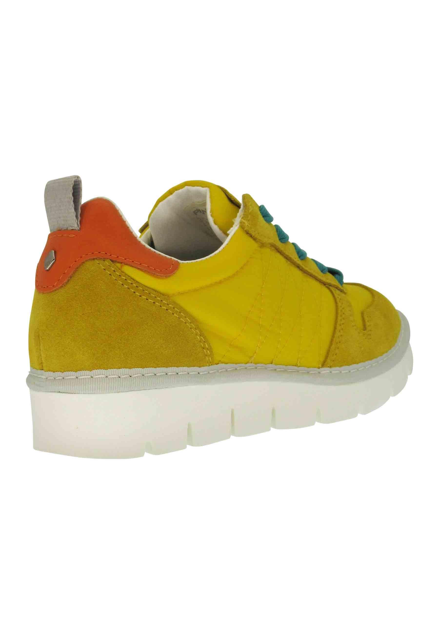 Sneakers donna in tessuto e camoscio giallo con suola zeppa P05 007 Panchic 