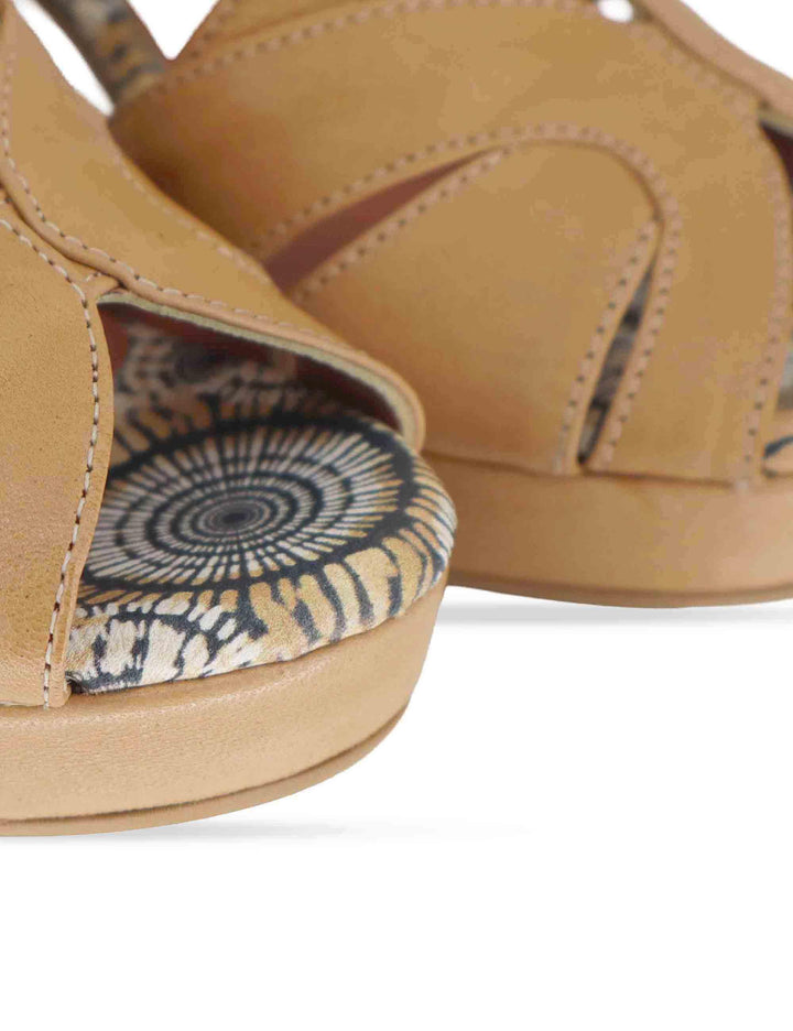 Sandali donna slingback in pelle beige con tacco alto e plateau 3046K 015 Les Venues 