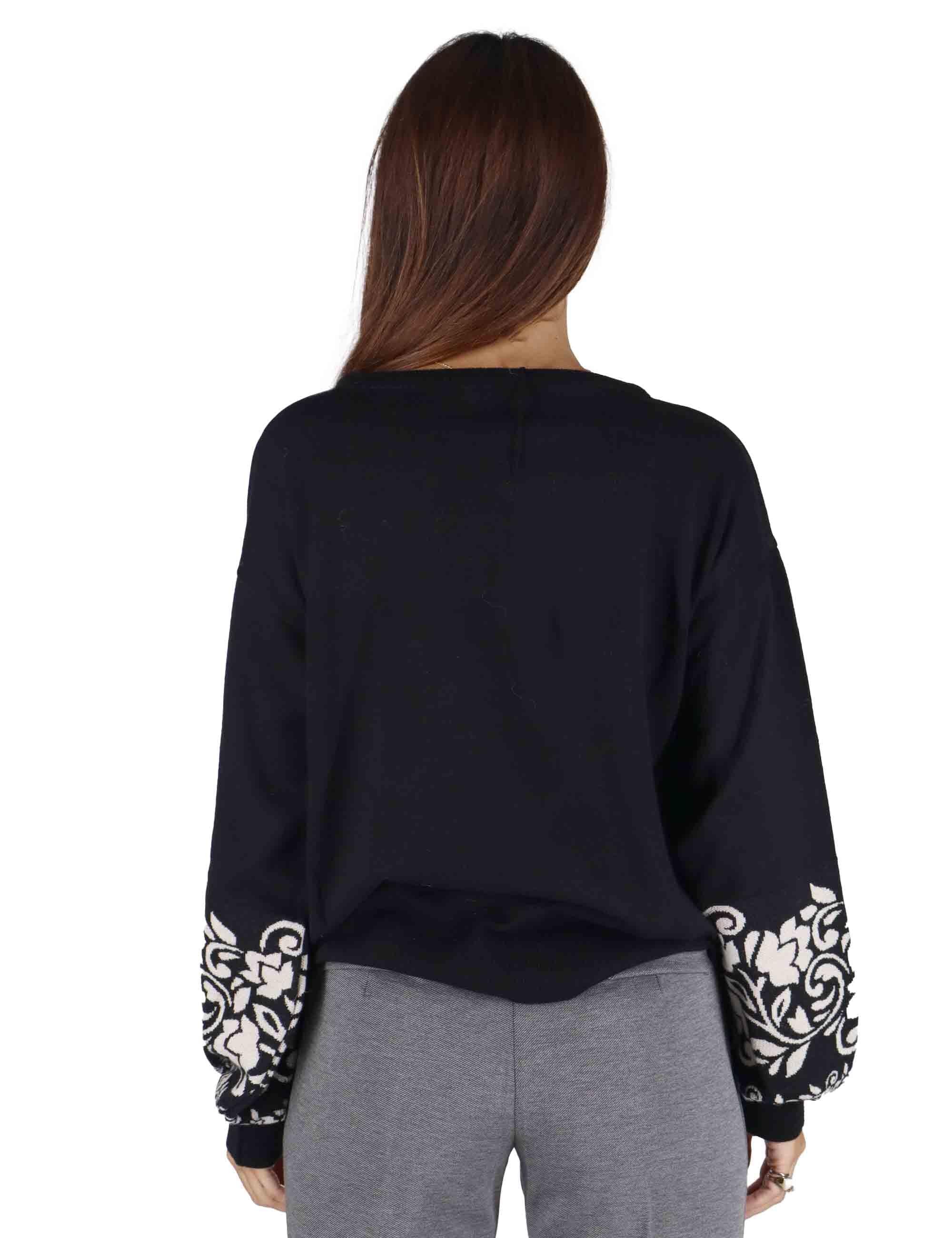 Maglioni donna slim in lana nera con manica a sbuffo e ricami JABMF0025-G062 9999 Justmine 