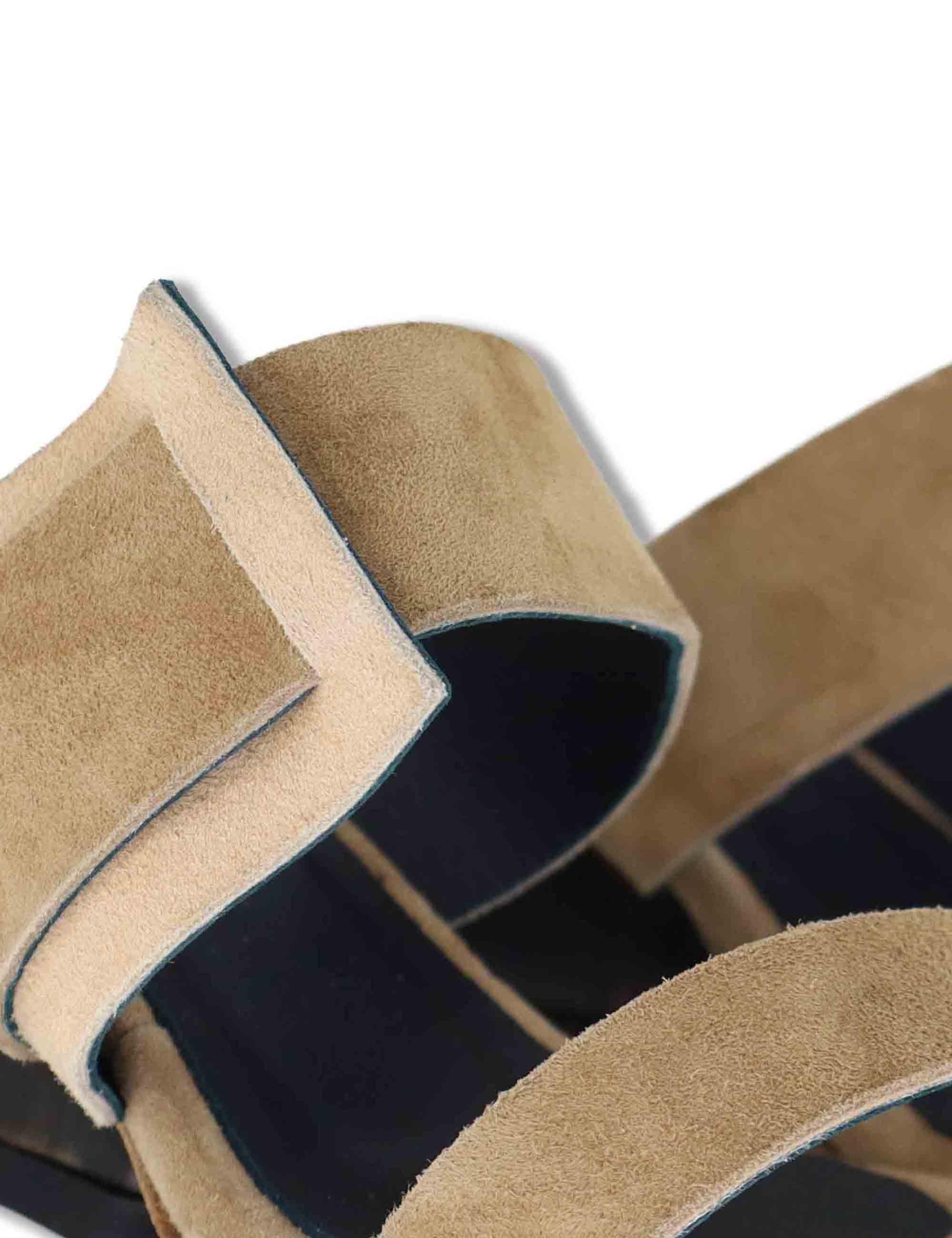 Sandali donna in camoscio taupe con doppia fascia e zeppa bassa DS2679/Z 032 L'Arianna 