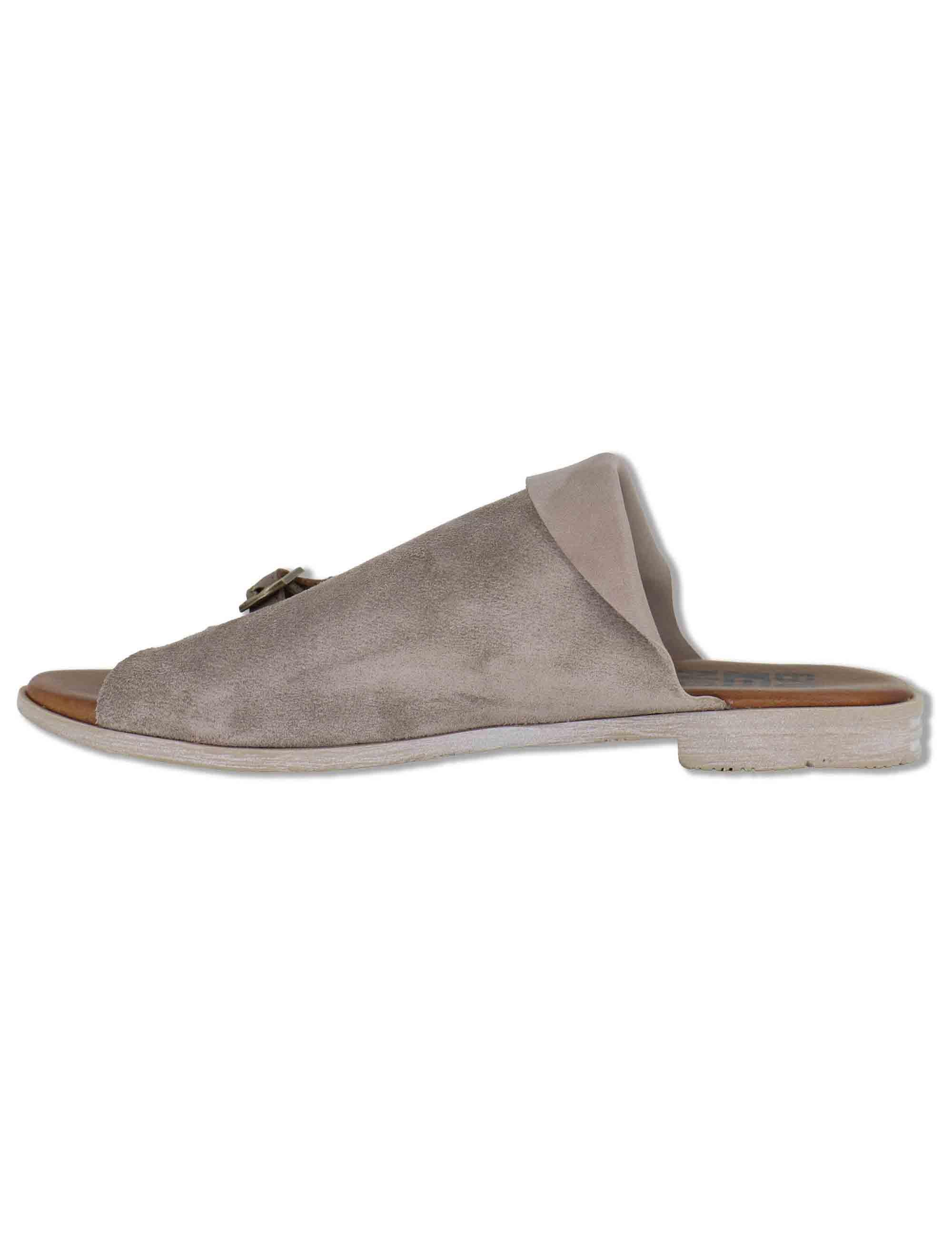 Sandali bassi donna in camoscio taupe con cinturini in pelle WG2207 40936 Bueno 