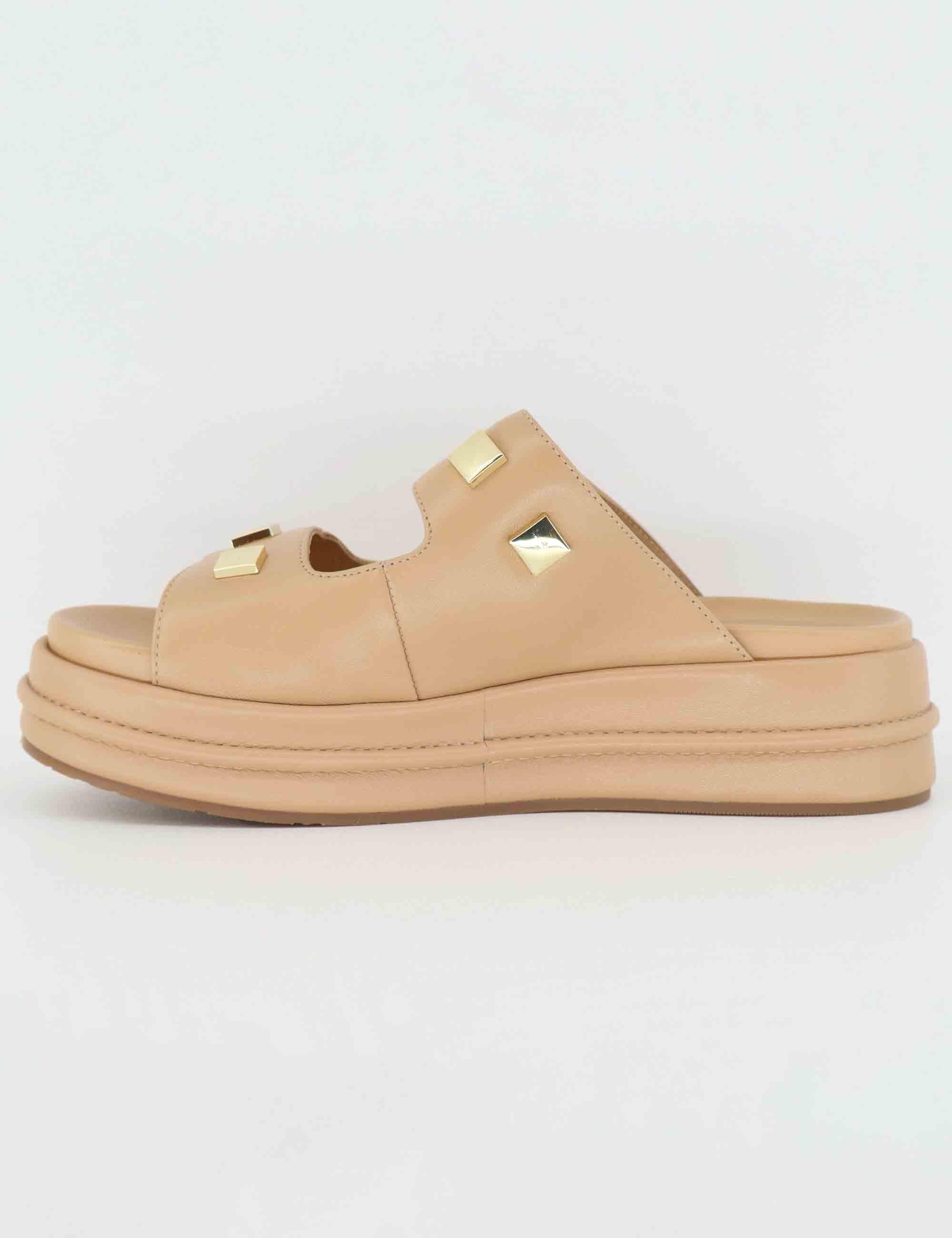 Sandali donna in pelle beige con borchie e zeppa bassa BL4704X 017G Bruno Premi 