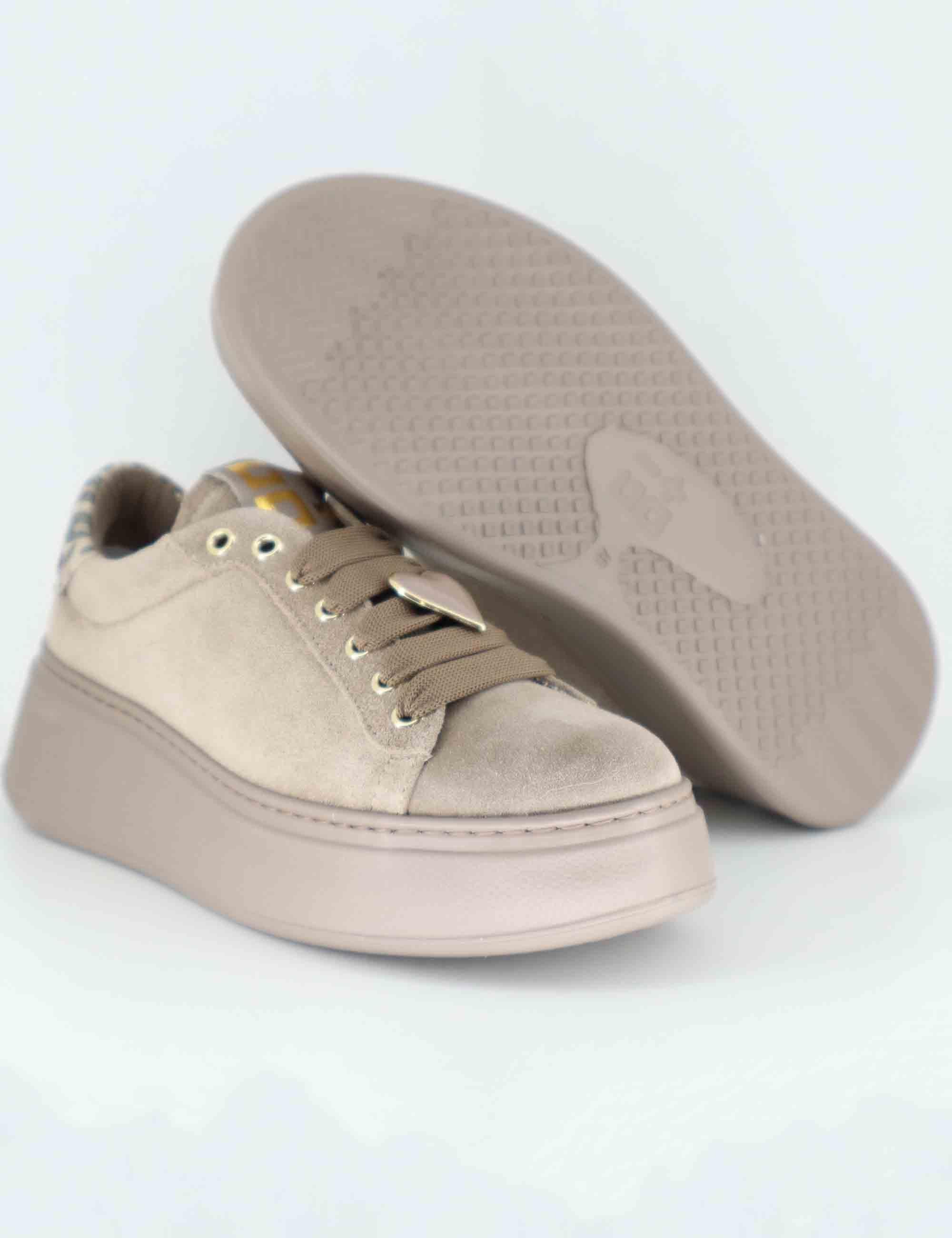 Sneakers donna in camoscio tauope con charms e suola alta in gomma. PIA 430A Gio + 