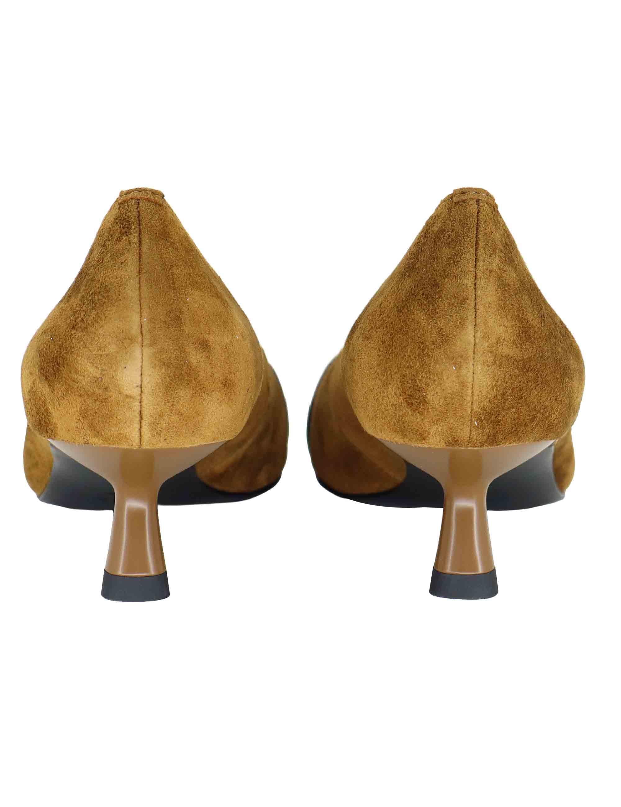 Decollete donna in camoscio cuoio con tacco medio e fibbia anteriore 636Z30VK 39 Bibi Lou 