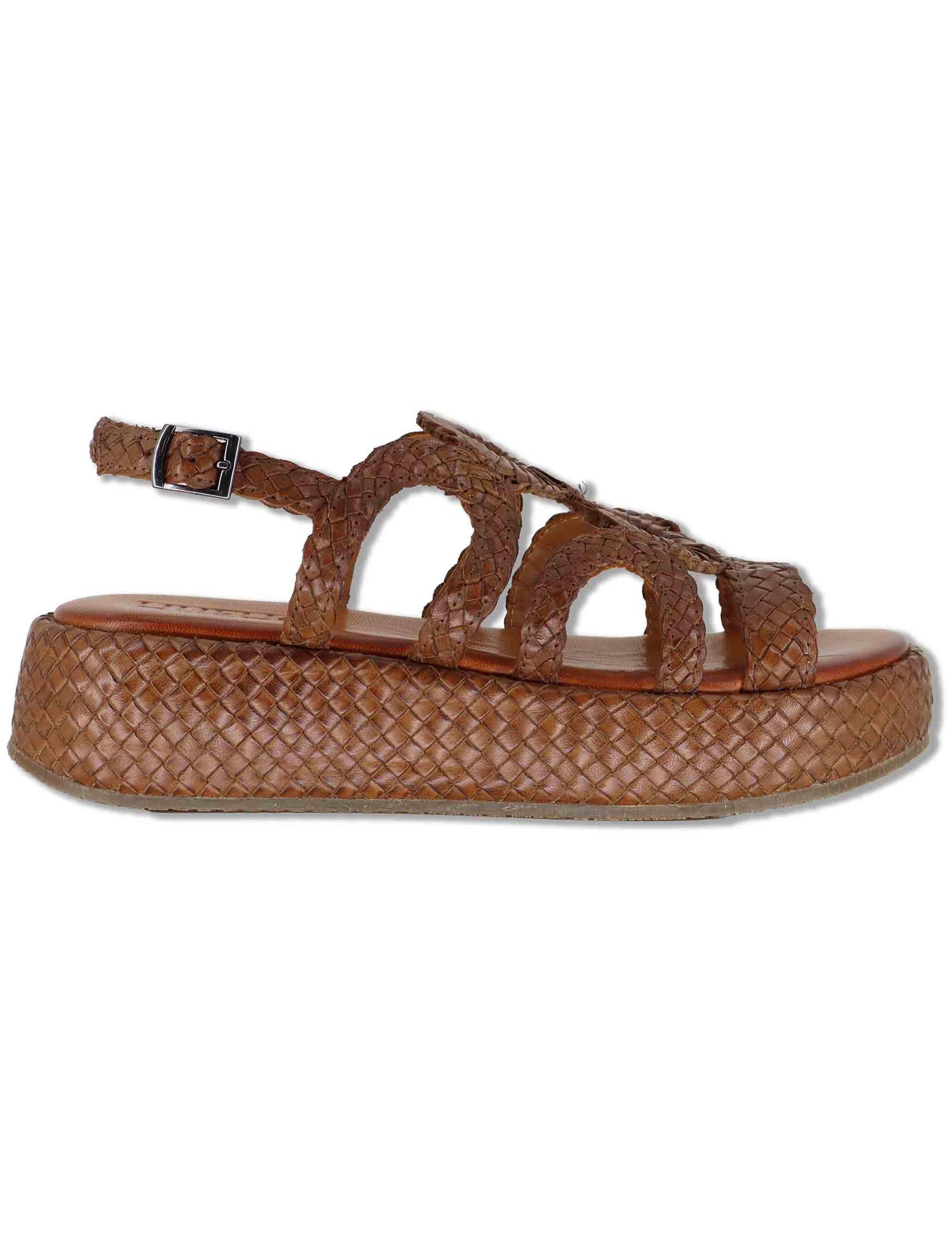 Sandali donna in pelle intrecciata cuoio con zeppa e cinturino posteriore WD511R04 500053 Vueva 