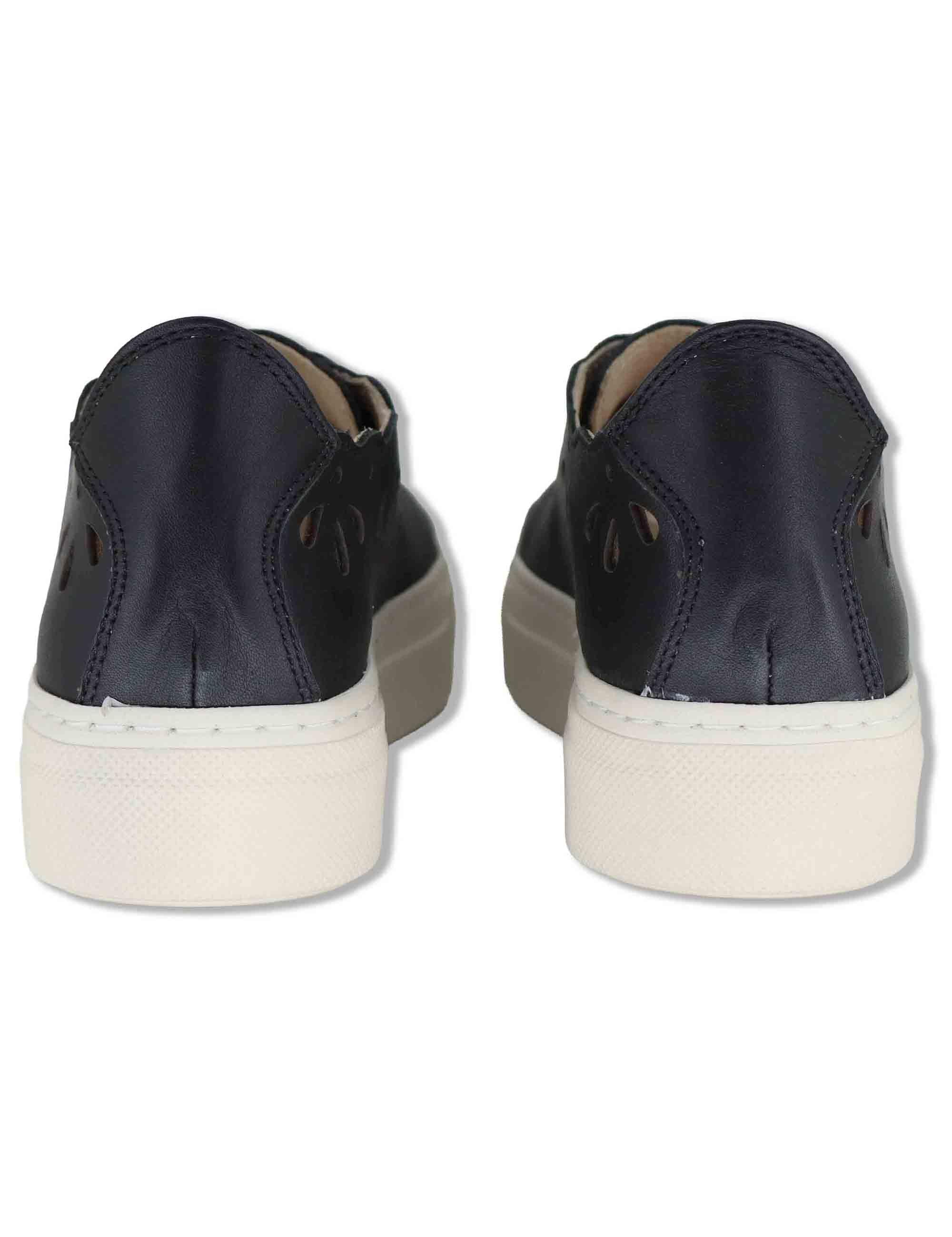 Sneakers donna in pelle nera forate con suola alta in gomma SP600021 001 Spatarella 