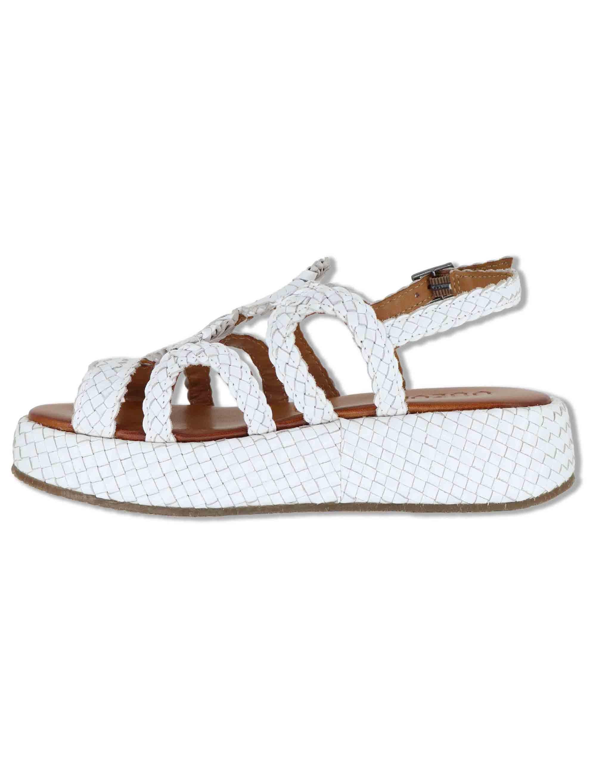 Sandali donna in pelle intrecciata bianca con zeppa e cinturino posteriore WD511R04 500013 Vueva 