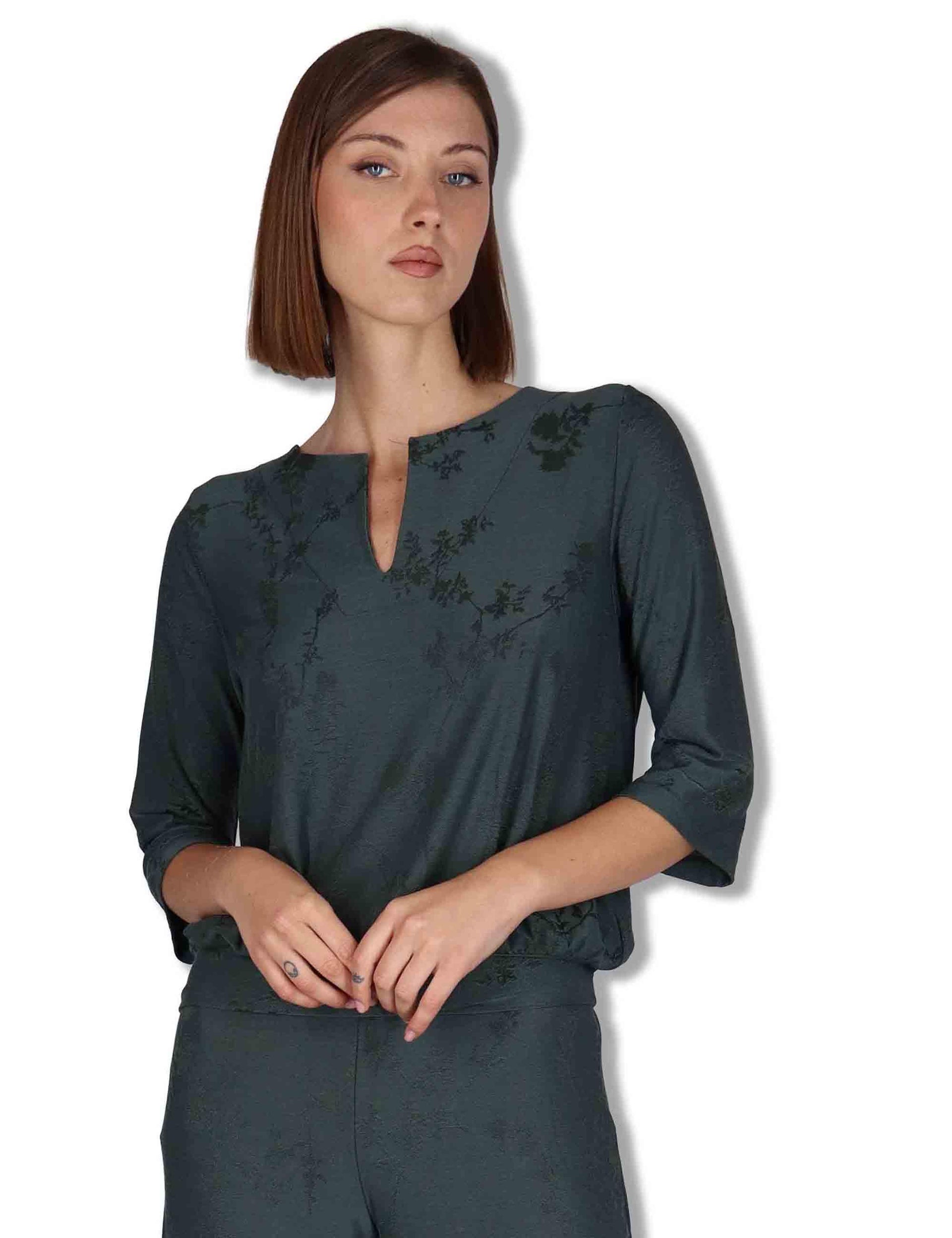 Blusa donna in viscosa verde con ricami floreali ed elastico al fondo JABCM0001-F1508-1263 7018 Justmine 