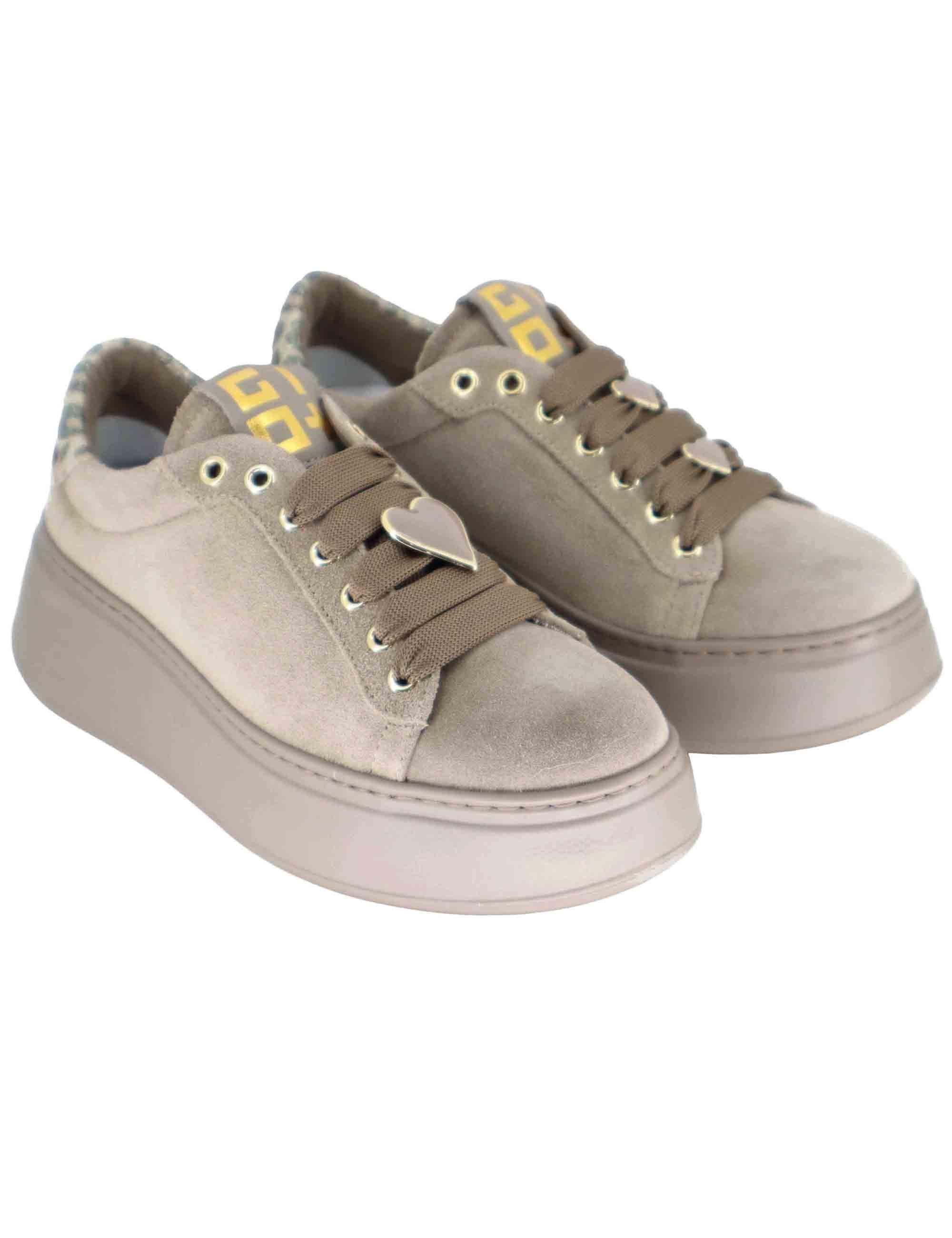 Sneakers donna in camoscio beige con charms e suola alta in gomma PIA 428A Gio + 