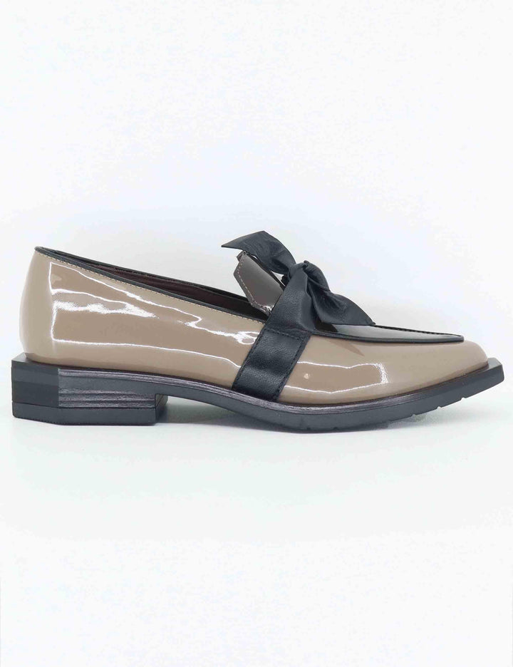 Mocassini donna in vernice taupe tacco basso G23 1 Le Bohemien 