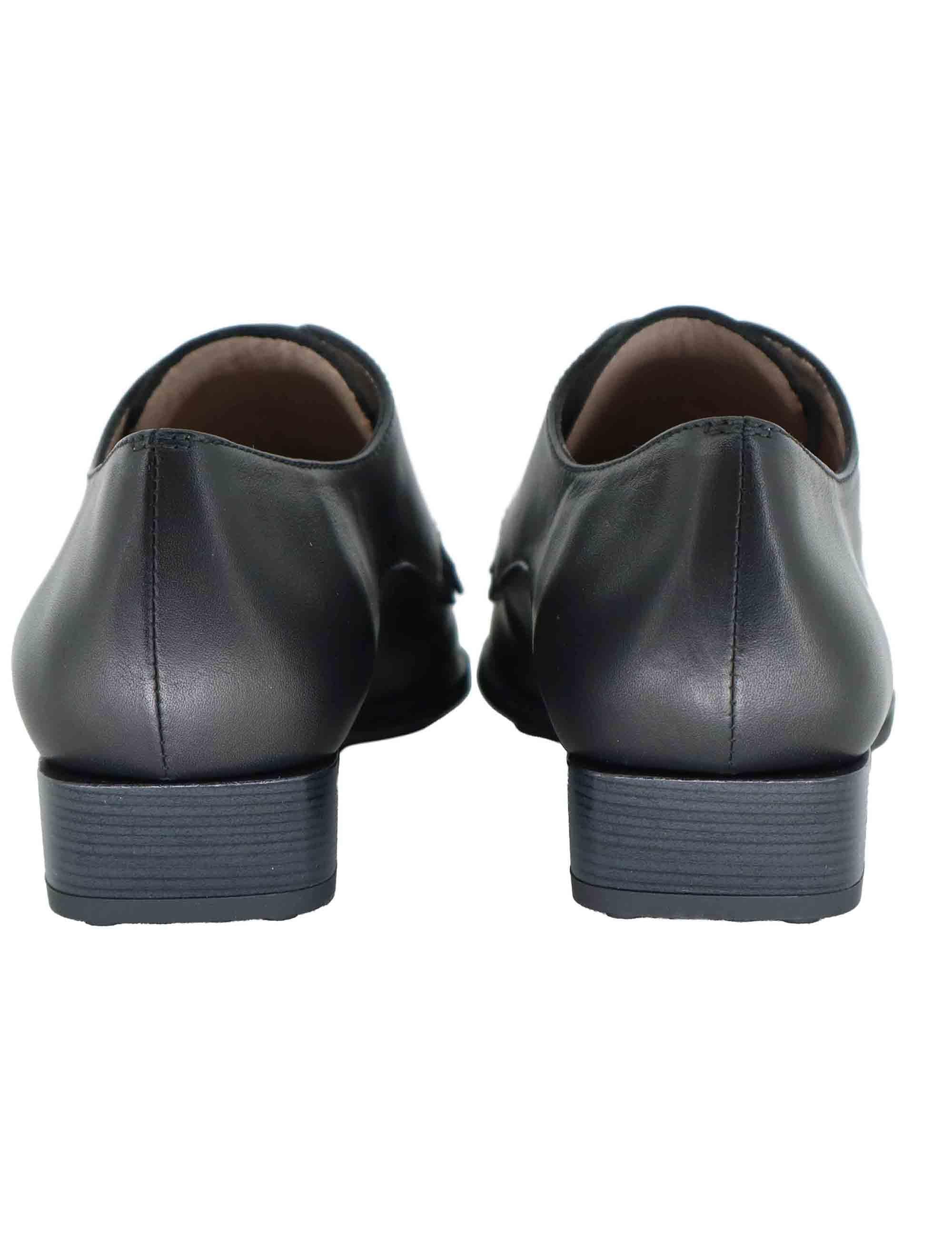 Stringate donna in pelle nera con frange e tecco basso HI254263 C002 Hispanitas 