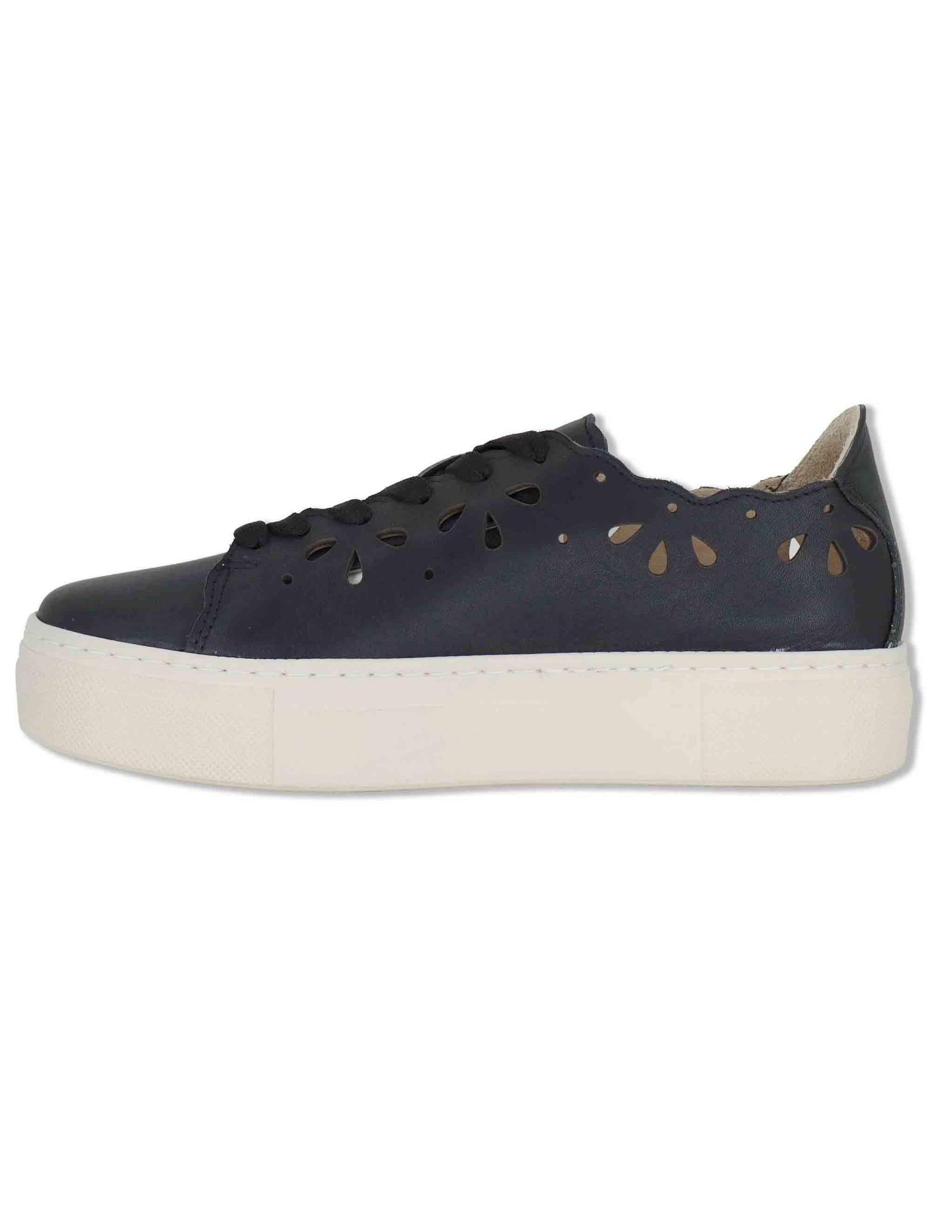 Sneakers donna in pelle nera forate con suola alta in gomma SP600021 001 Spatarella 