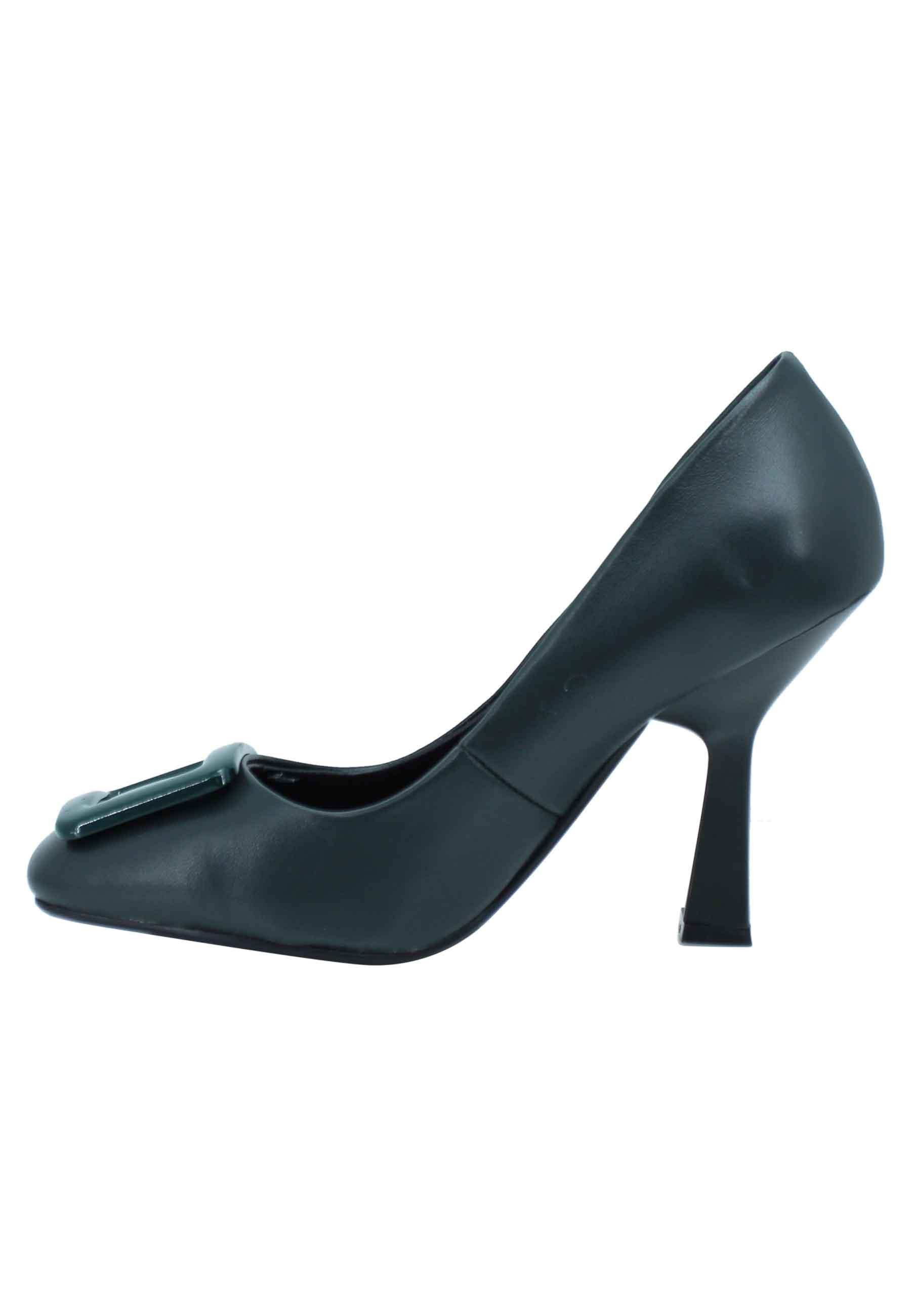 Decollete donna in pelle verde punta quadra e accessorio in tinta MA47 005 Manufacture D'Essai 