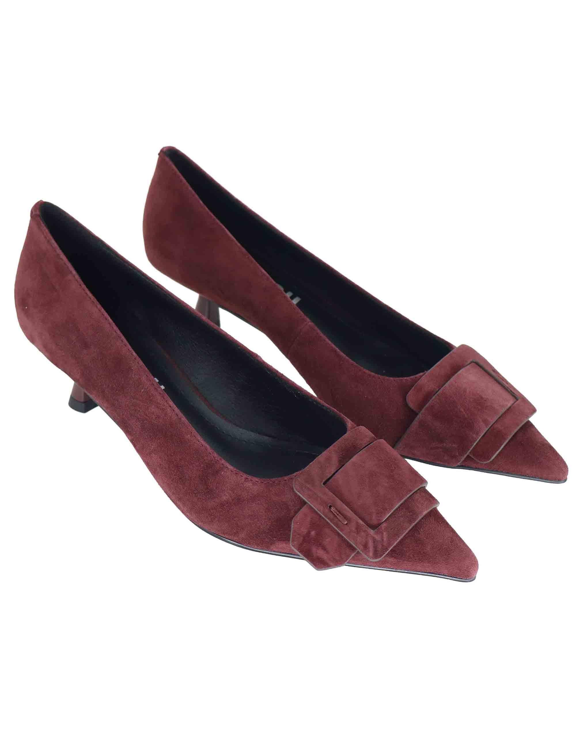 Decollete donna in camoscio bordeaux con tacco medio e fibbia anteriore 636Z30VK 40 Bibi Lou 