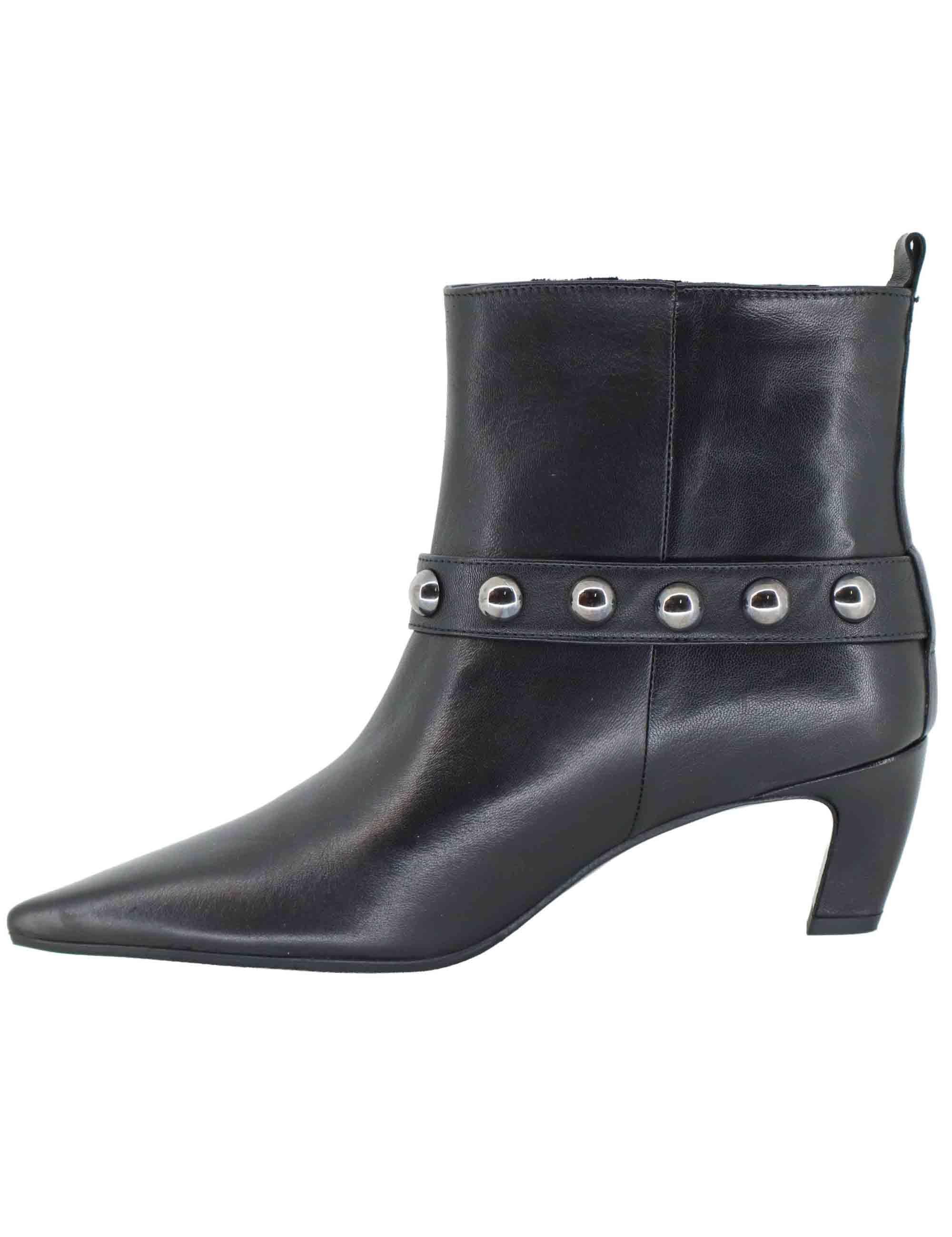 Stivaletti donna in pelle nera con cavigliera borchiata C461B 001 Les Venues 