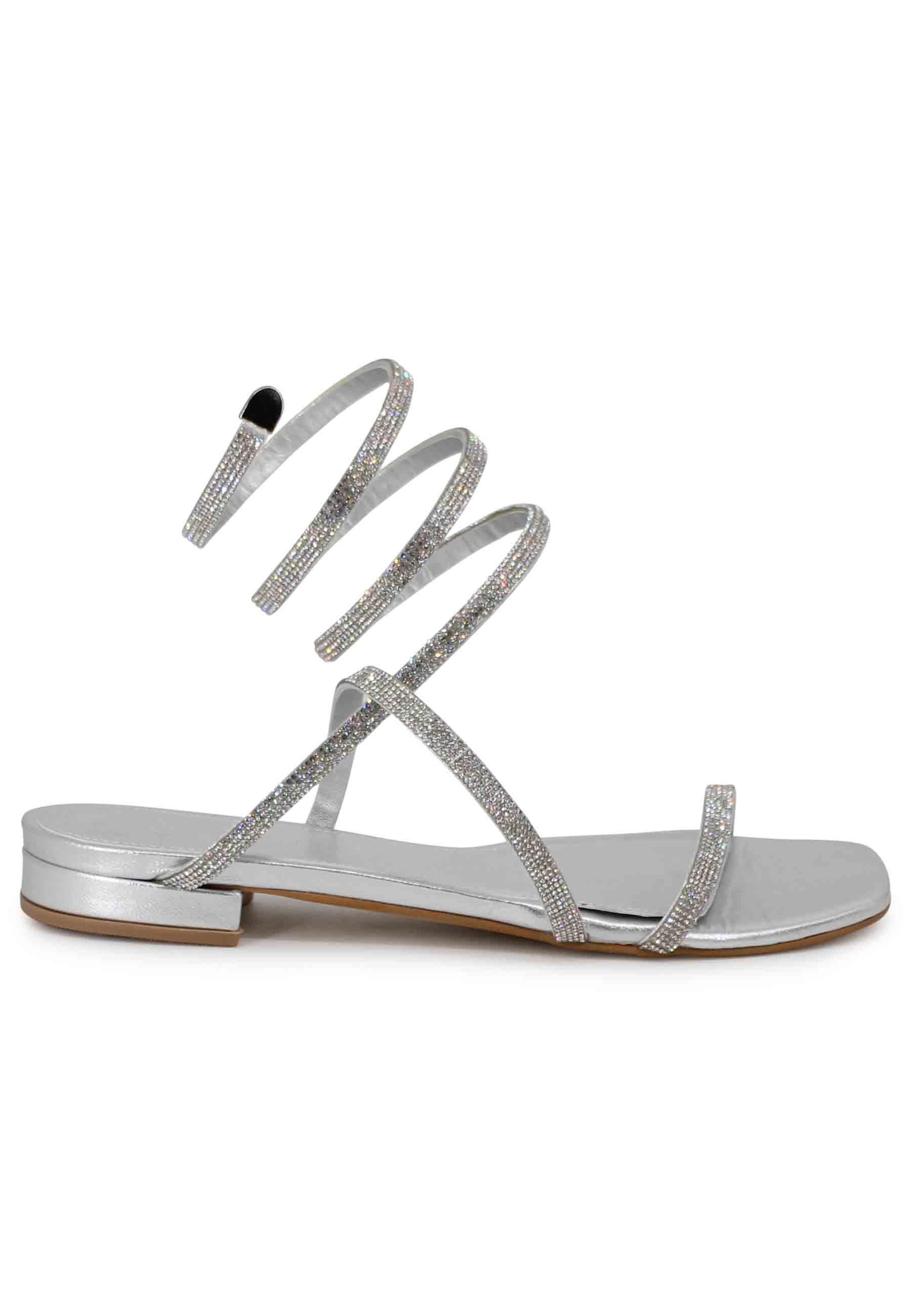 Sandali bassi donna in tessuto argento con strass e cavigliera a serpente 658 600 Tsakiris Mallas 