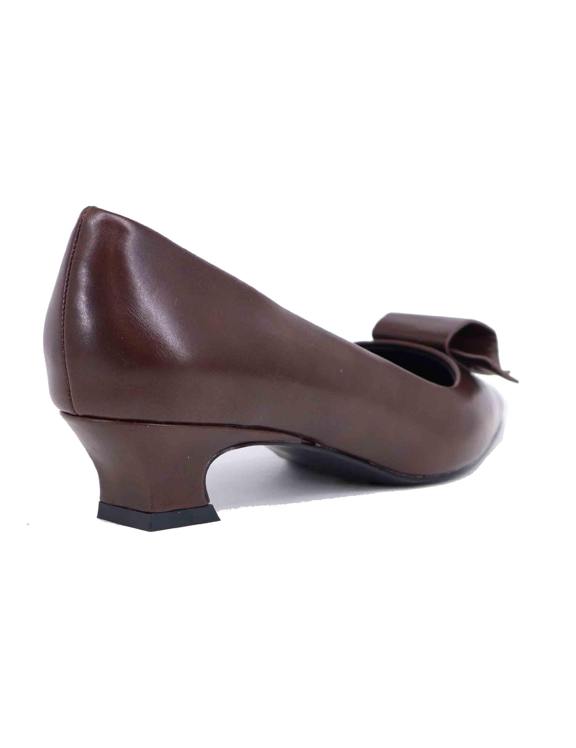 Decollete donna in eco pelle marrone con tacco basso T17000922001 014 Exe 