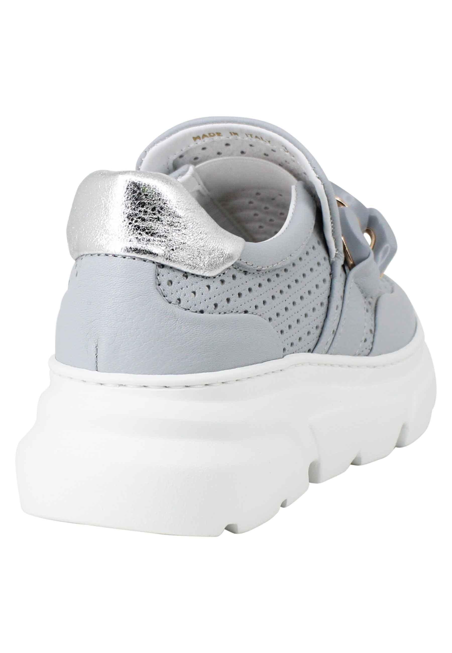 Sneakers donna in pelle celeste forata con catena tono su tono LAILA PSMCLO Stokton 