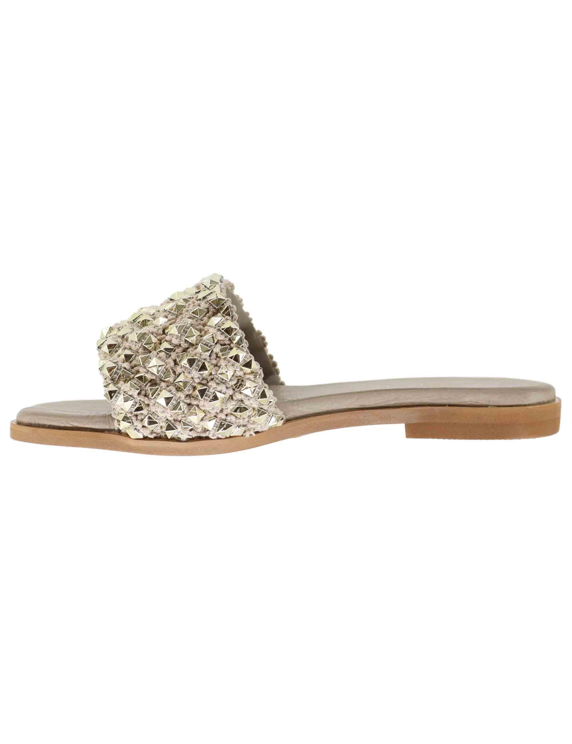 Sandali flat donna in tessuto oro con borchie oro U41009501121 950 Tsakiris Mallas 