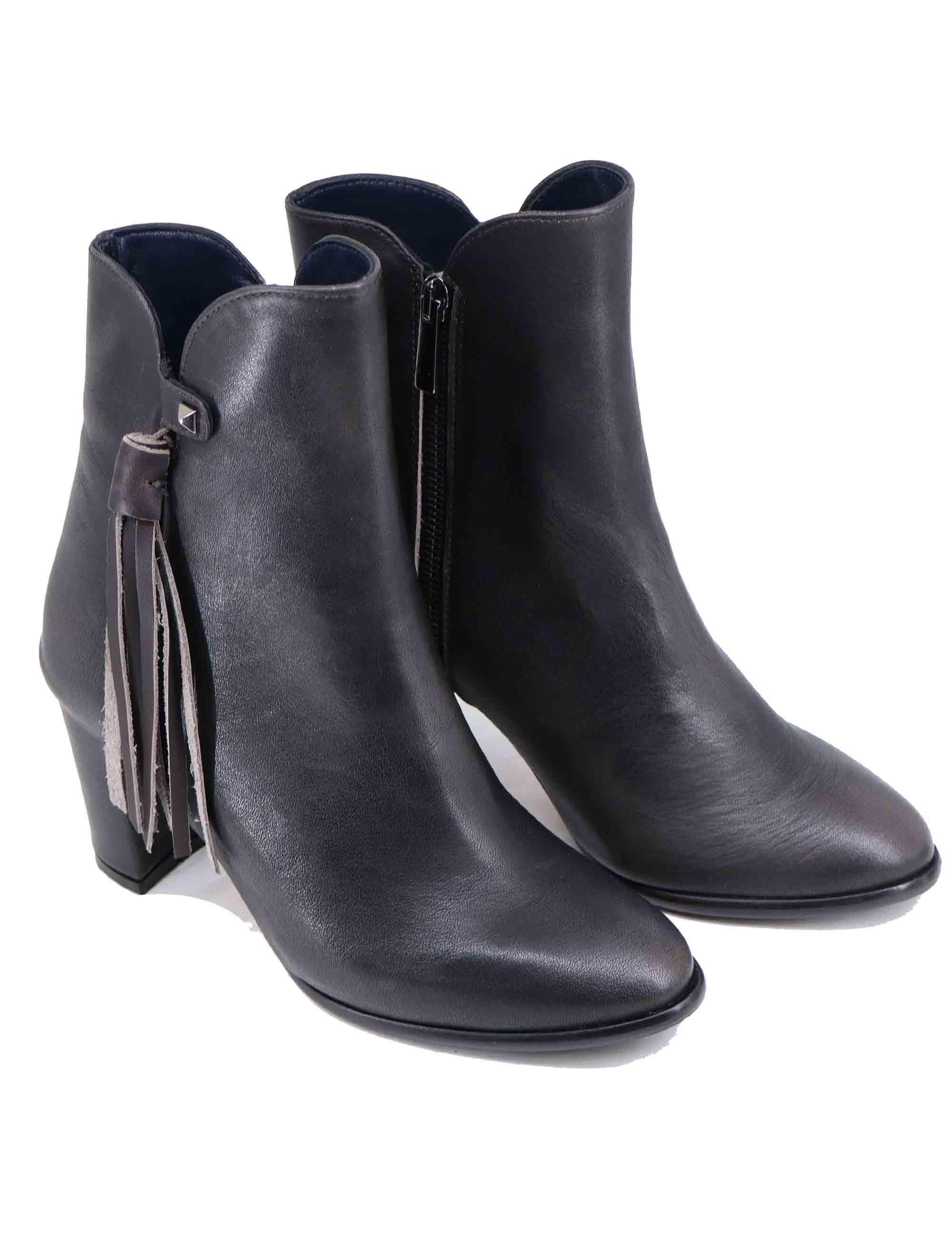 Stivaletti donna in pelle grigia con nappine laterali TR2443/G 029 L'Arianna 