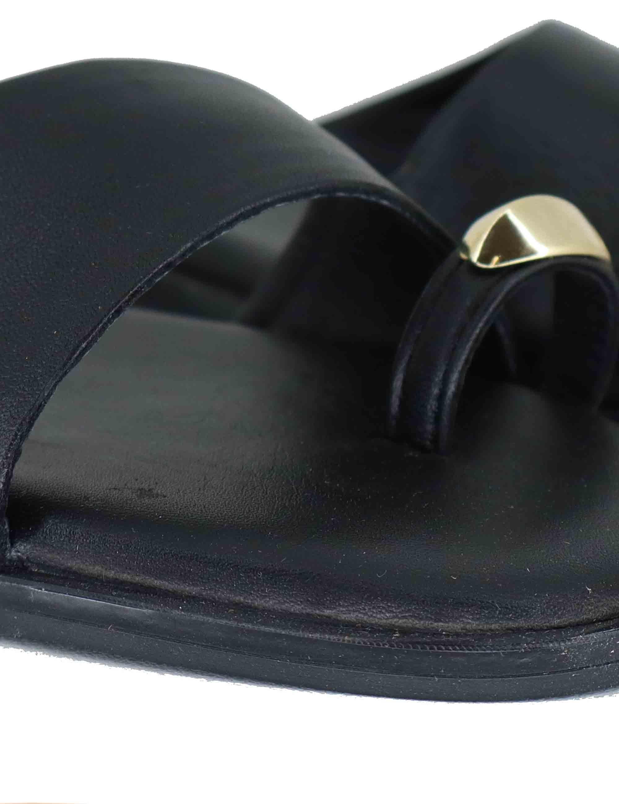 Sandali bassi donna infradito in pelle nera con anello SP262050 001 Spatarella 