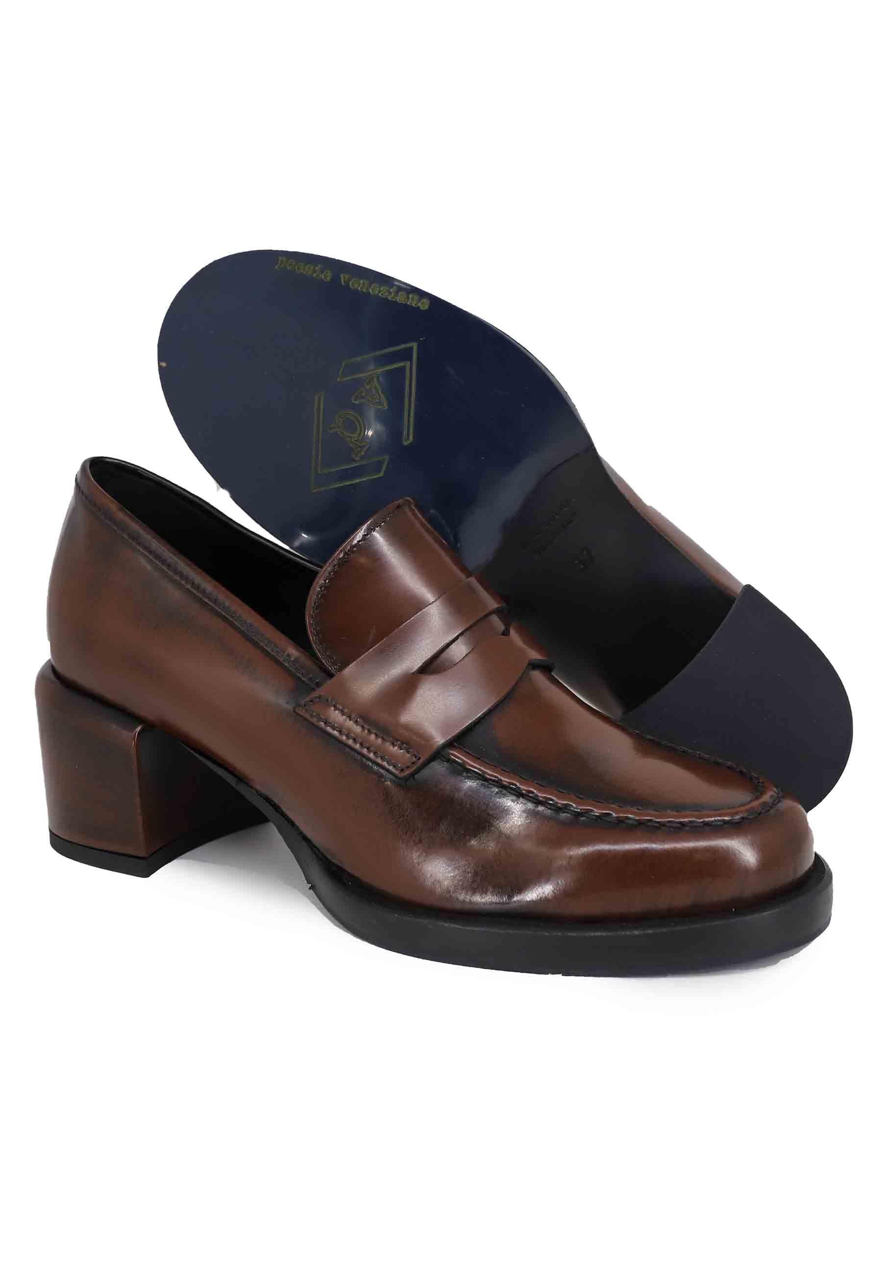 Mocassini donna in pelle marrone con tacco in pelle e punta tonda SMA23 012 Poesie Veneziane 