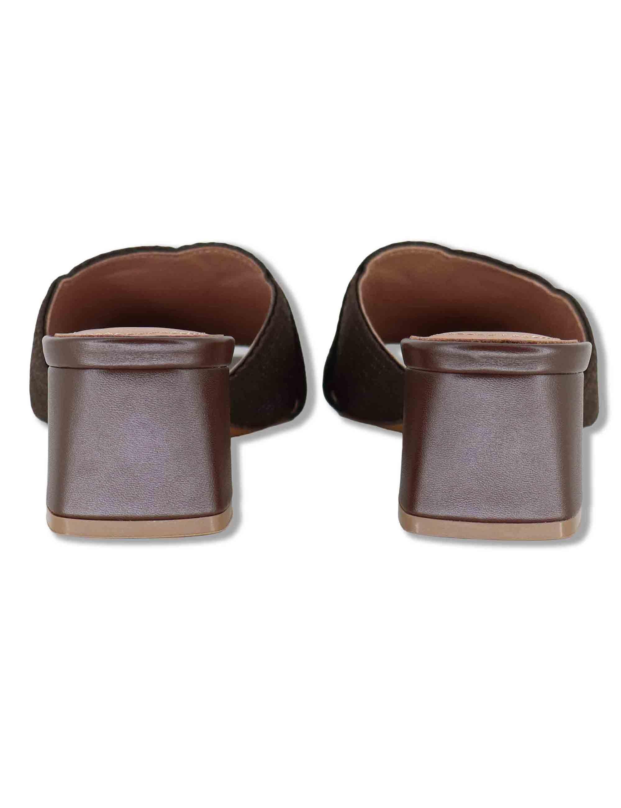 Sandali donna scalzati in pelle e tessuto intrecciato marrone tacco basso 879Z94HG 90-MARRON Bibi Lou 