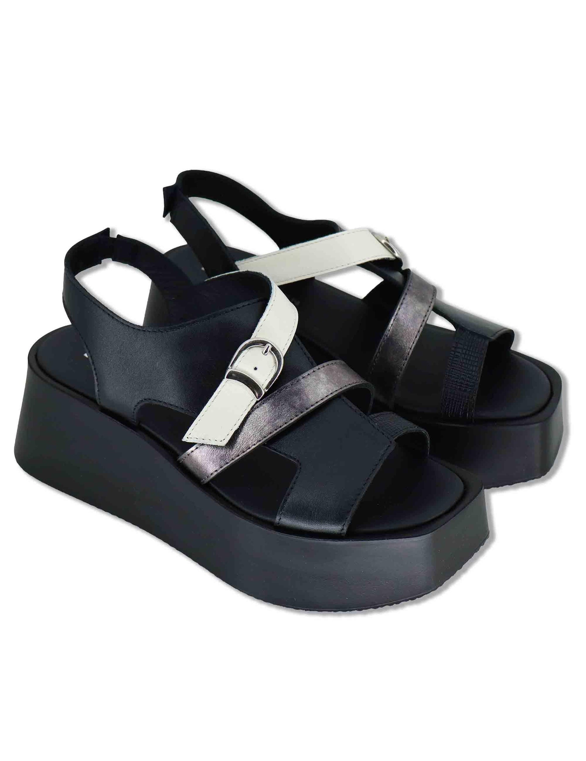 Sandali donna in pelle nera con incroci e zeppa in gomma leggera ZE14 2 Le Bohemien 