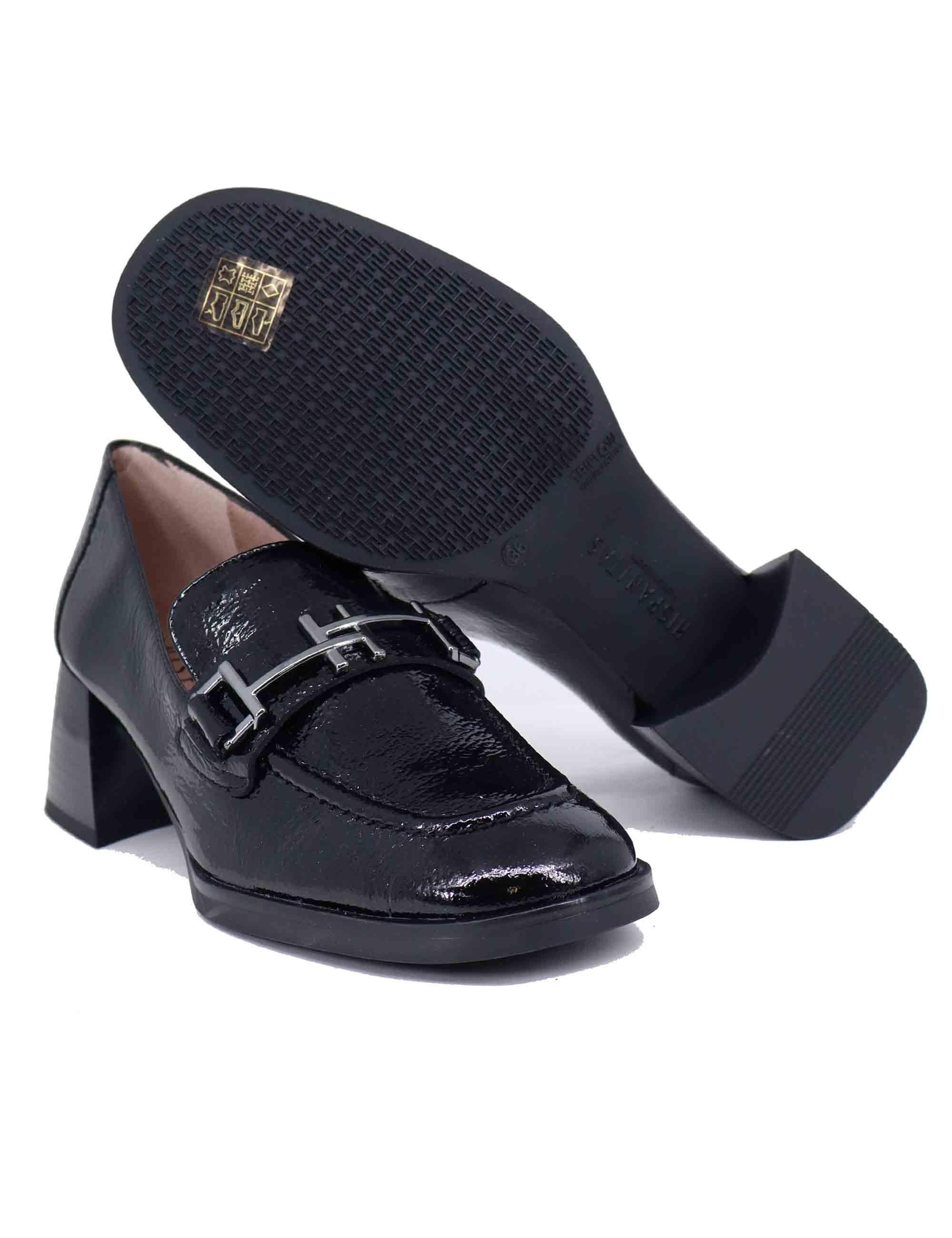 Mocassini donna in vernice nera con morsetto HI243590 C002 Hispanitas 