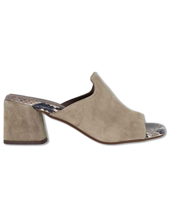 Sandali donna scalzati in camoscio taupe con tacco medio senza cinturini SP8210 033 Spatarella 