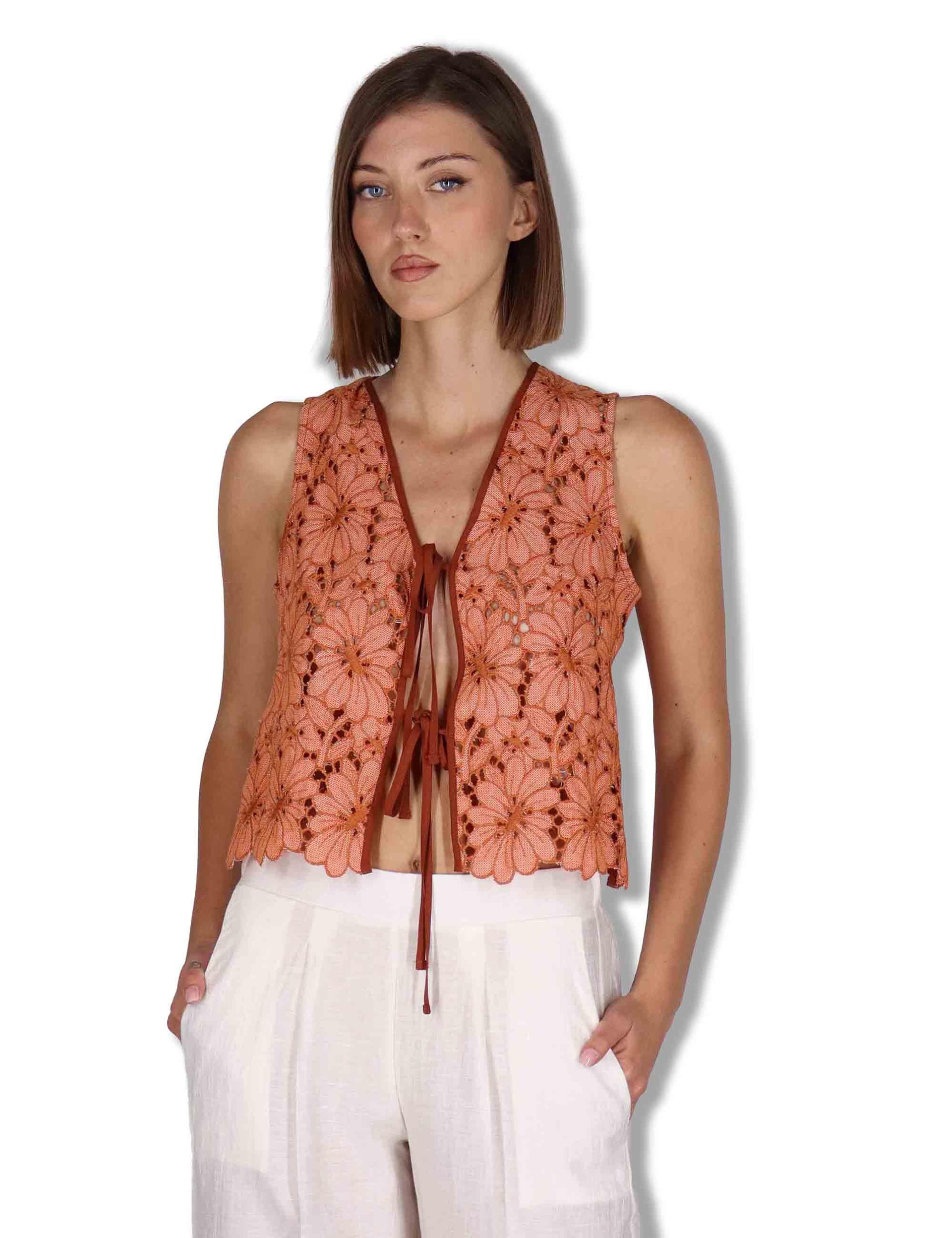 Gilet donna in macrame rosso ricami floreali e nappine JABGI0001-F1504-1251 2102 Justmine 