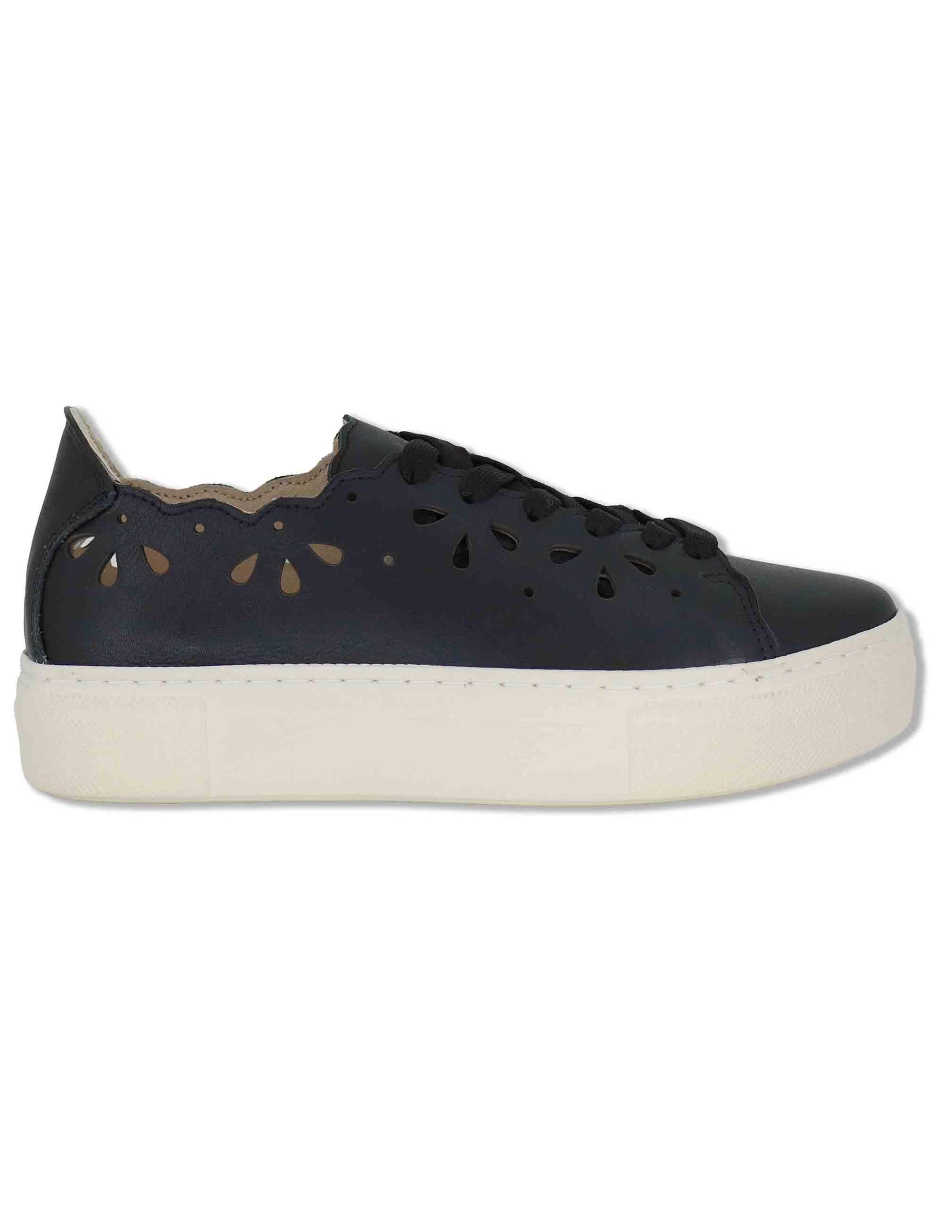 Sneakers donna in pelle nera forate con suola alta in gomma SP600021 001 Spatarella 