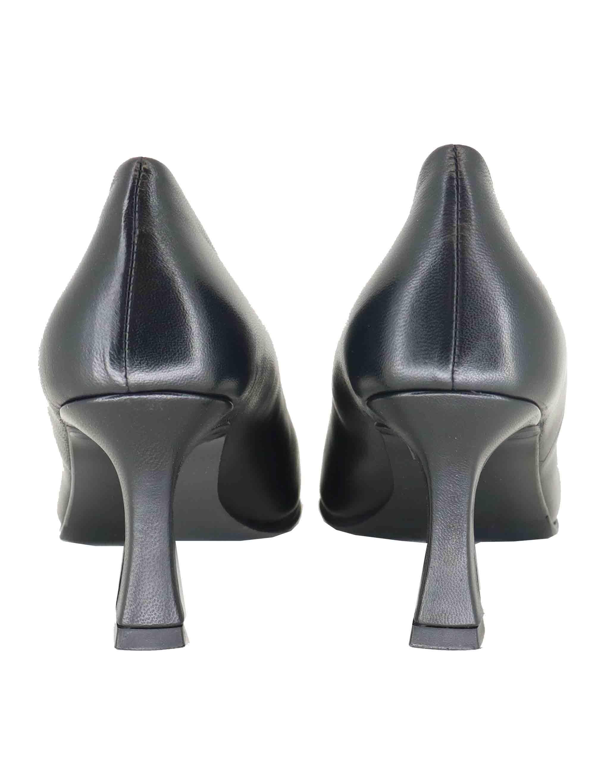 Decollete donna in pelle nera con tacco alto e punta a punta A 74 001 Tattoo 