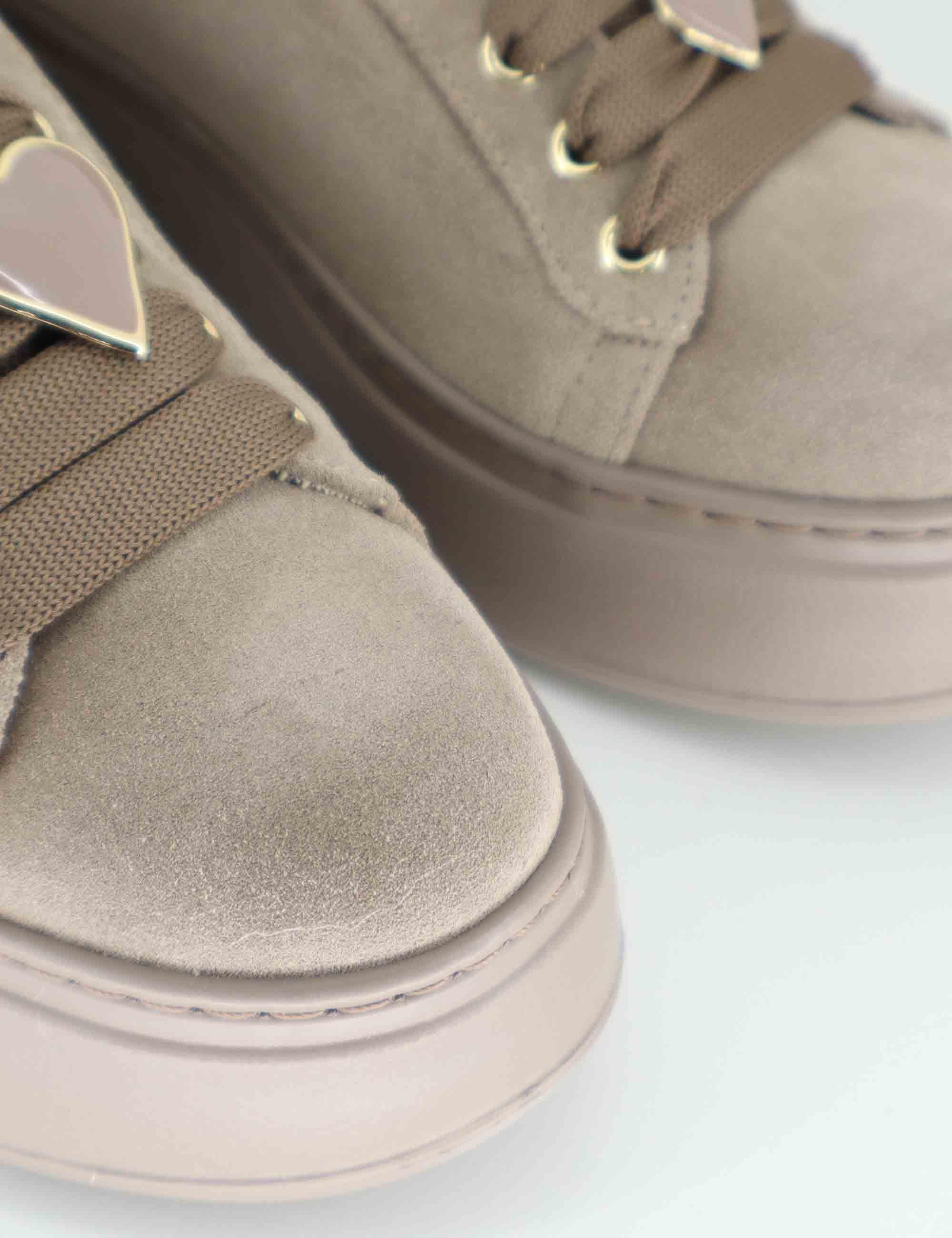 Sneakers donna in camoscio tauope con charms e suola alta in gomma. PIA 430A Gio + 