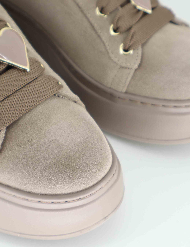 Sneakers donna in camoscio tauope con charms e suola alta in gomma. PIA 430A Gio + 