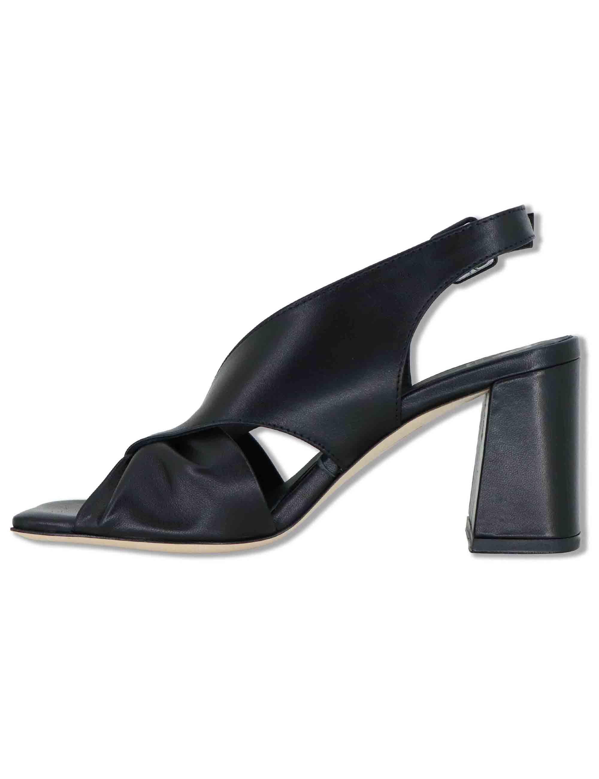 Sandali donna slingback in pelle nera con punta quadra e tacco grosso DS2674/G 001 L'Arianna 