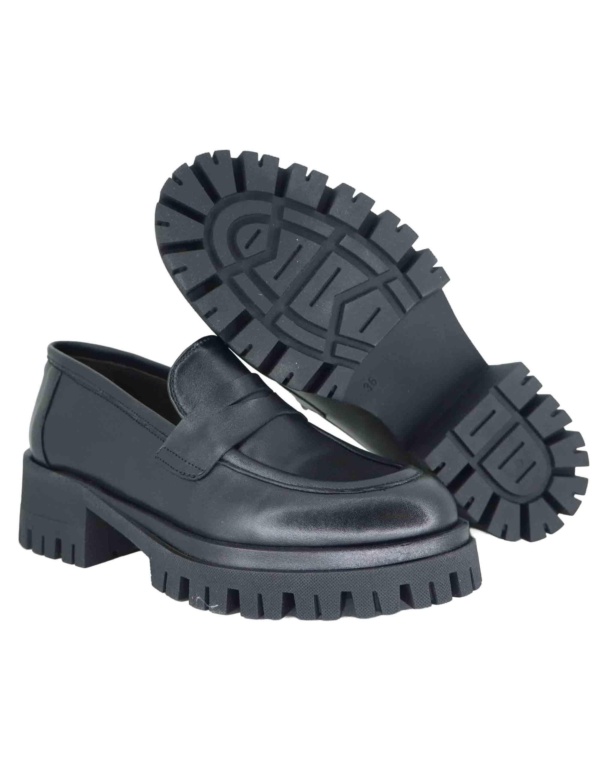 Mocassini donna in pelle nera con suola in gomma carrarmato SP1205 001 Spatarella 