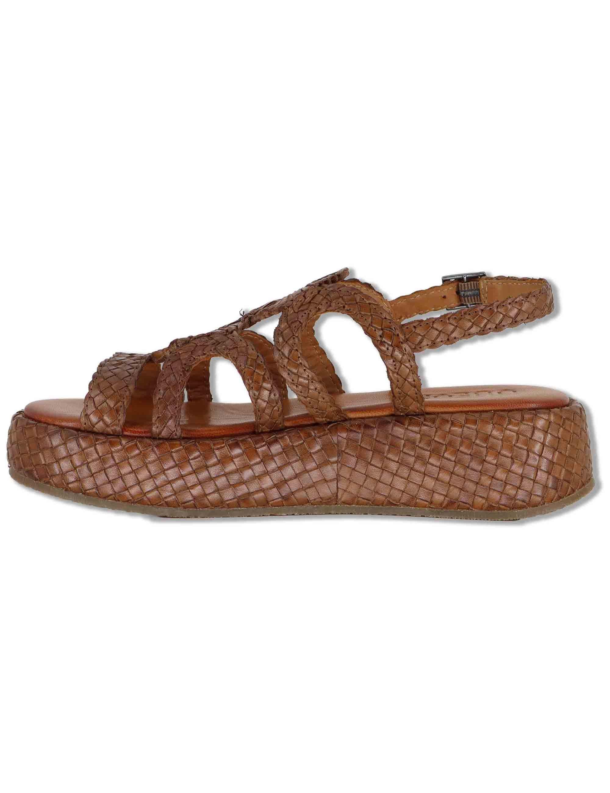 Sandali donna in pelle intrecciata cuoio con zeppa e cinturino posteriore WD511R04 500053 Vueva 