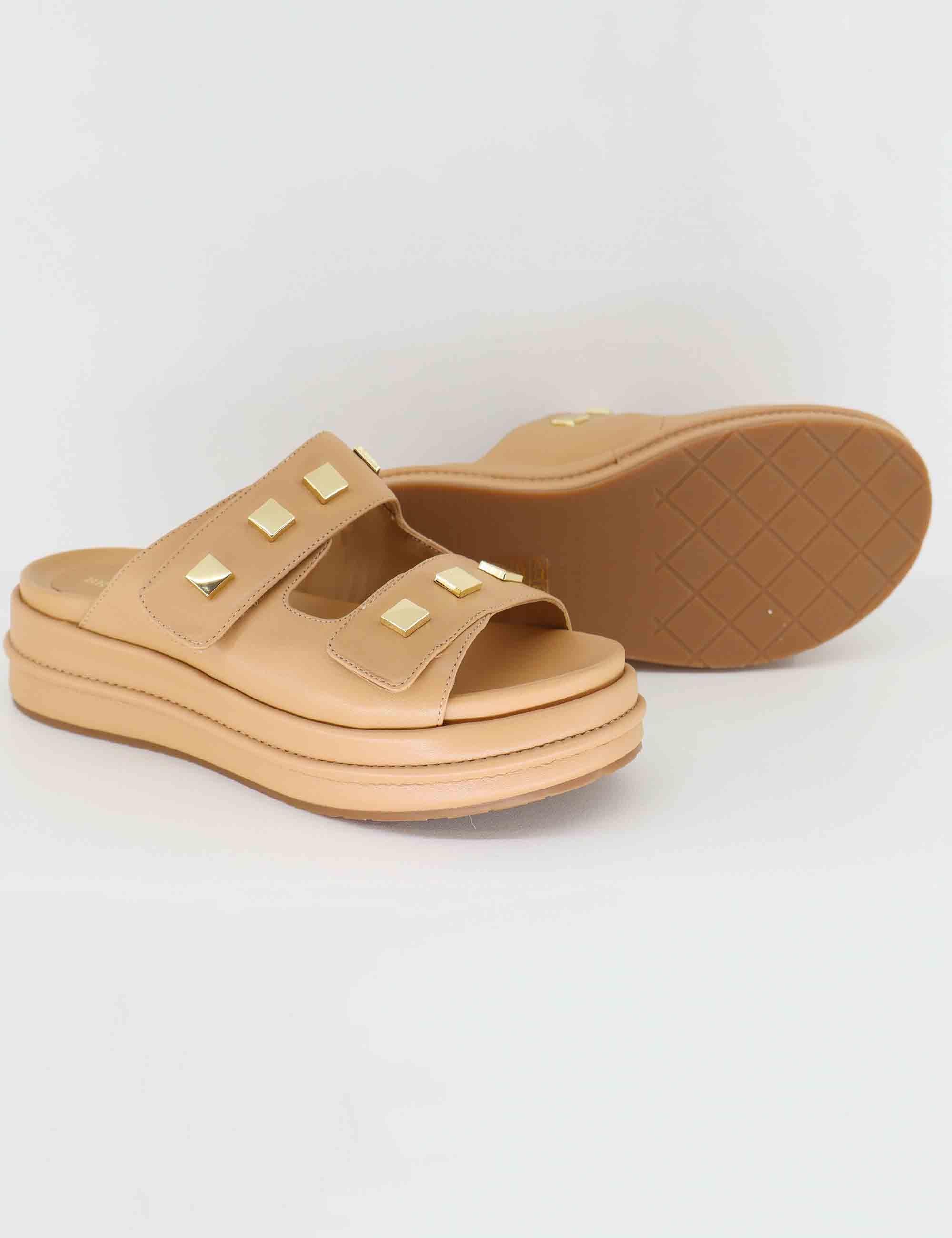 Sandali donna in pelle beige con borchie e zeppa bassa BL4704X 017G Bruno Premi 