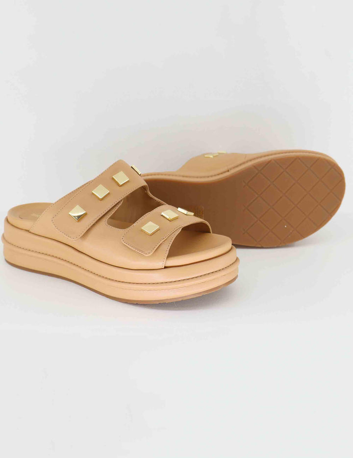Sandali donna in pelle beige con borchie e zeppa bassa BL4704X 017G Bruno Premi 