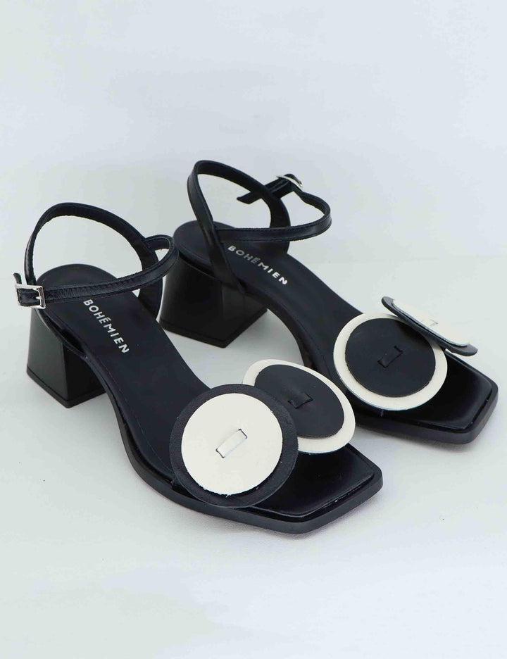 Sandali donna in pelle nera con accessorio T5007 1 Le Bohemien 