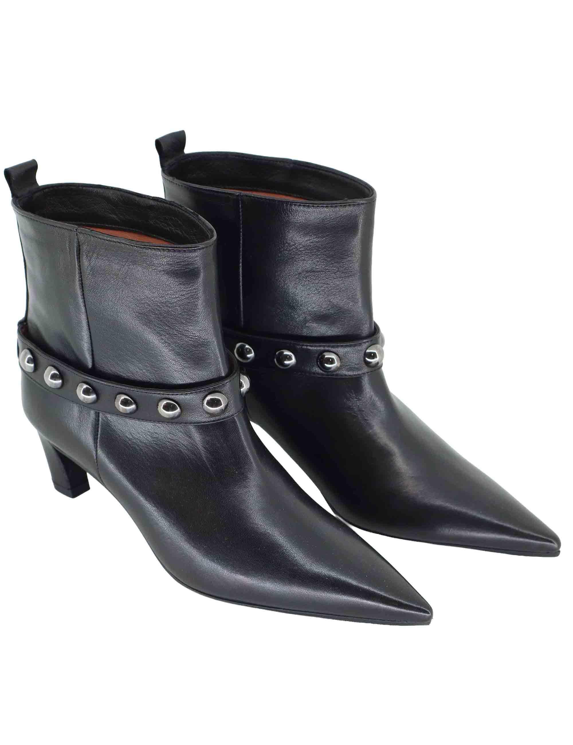 Stivaletti donna in pelle nera con cavigliera borchiata C461B 001 Les Venues 