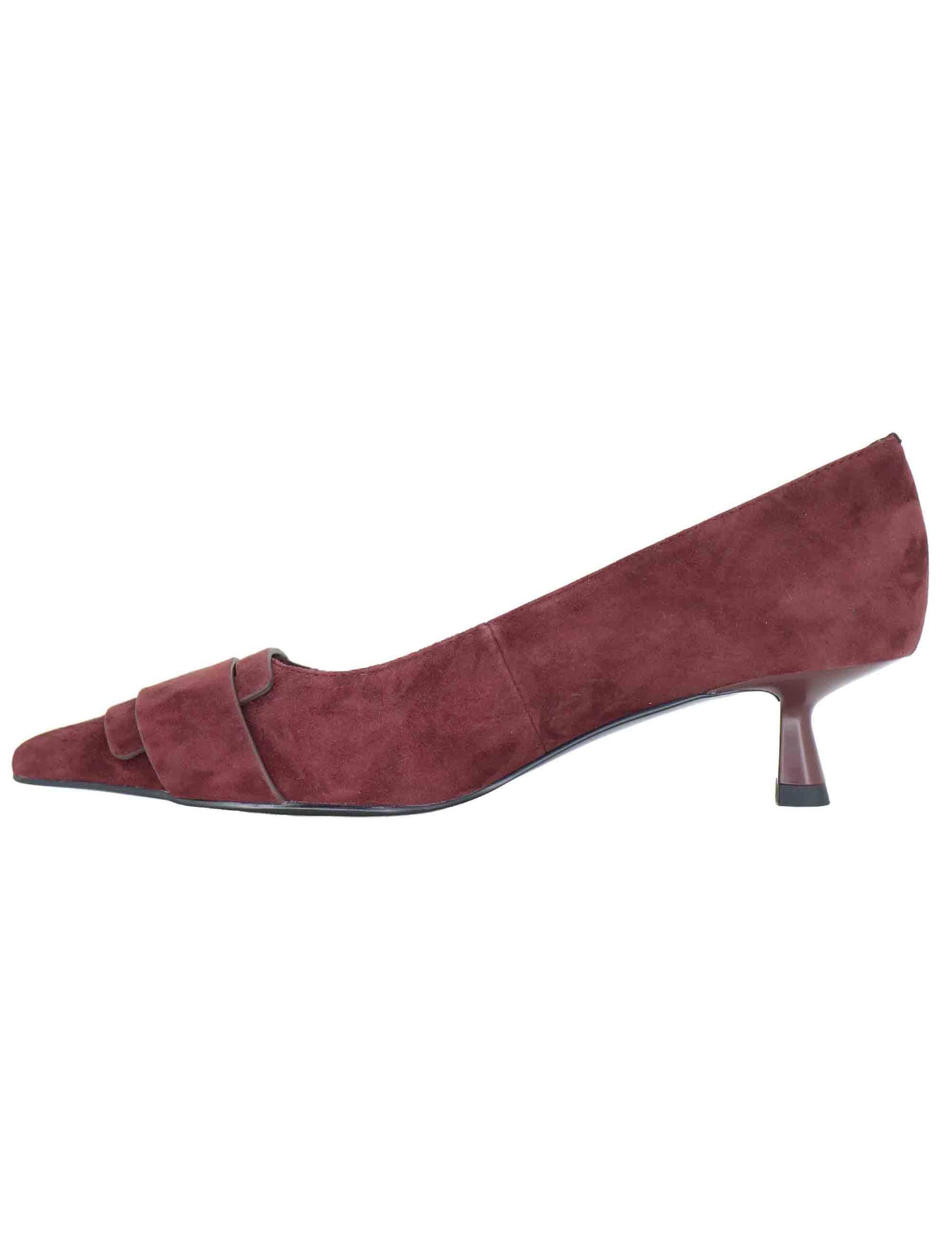 Decollete donna in camoscio bordeaux con tacco medio e fibbia anteriore 636Z30VK 40 Bibi Lou 