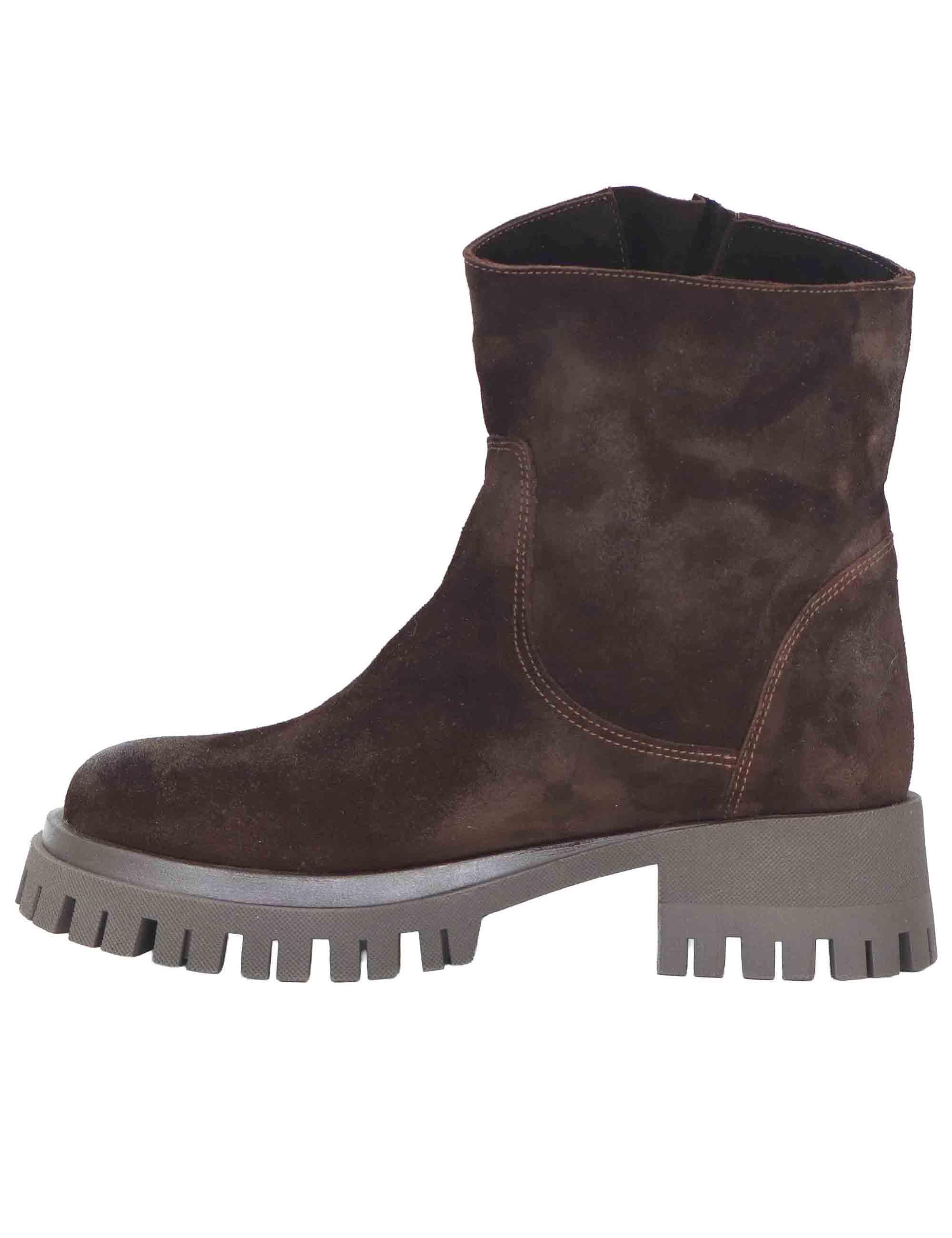 Stivaletti donna in camoscio marrone con fibbietta laterale e tacco basso SP33 014 Spatarella 